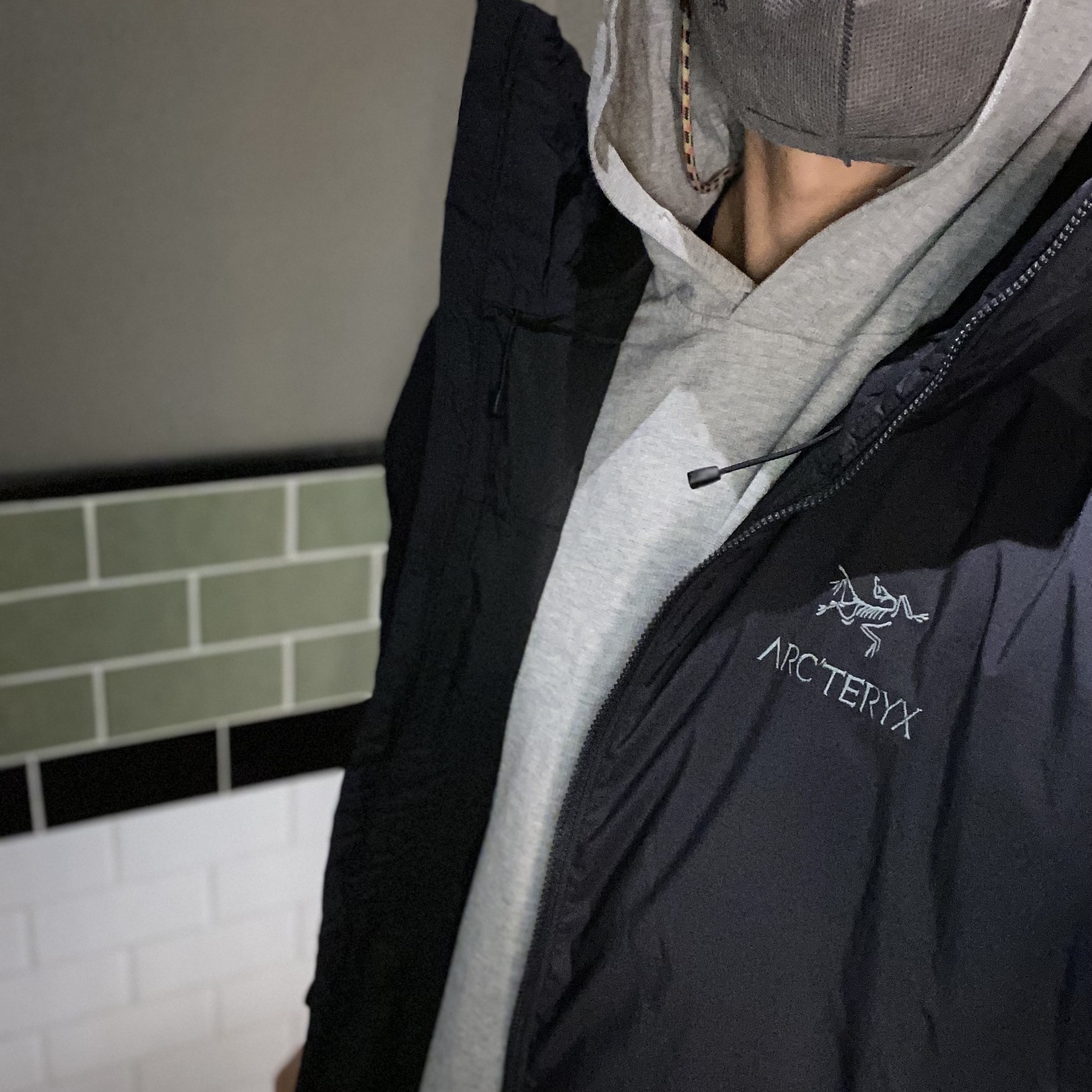 Arc'teryx Atom AR Hoody Black 착용 스타일 - 1