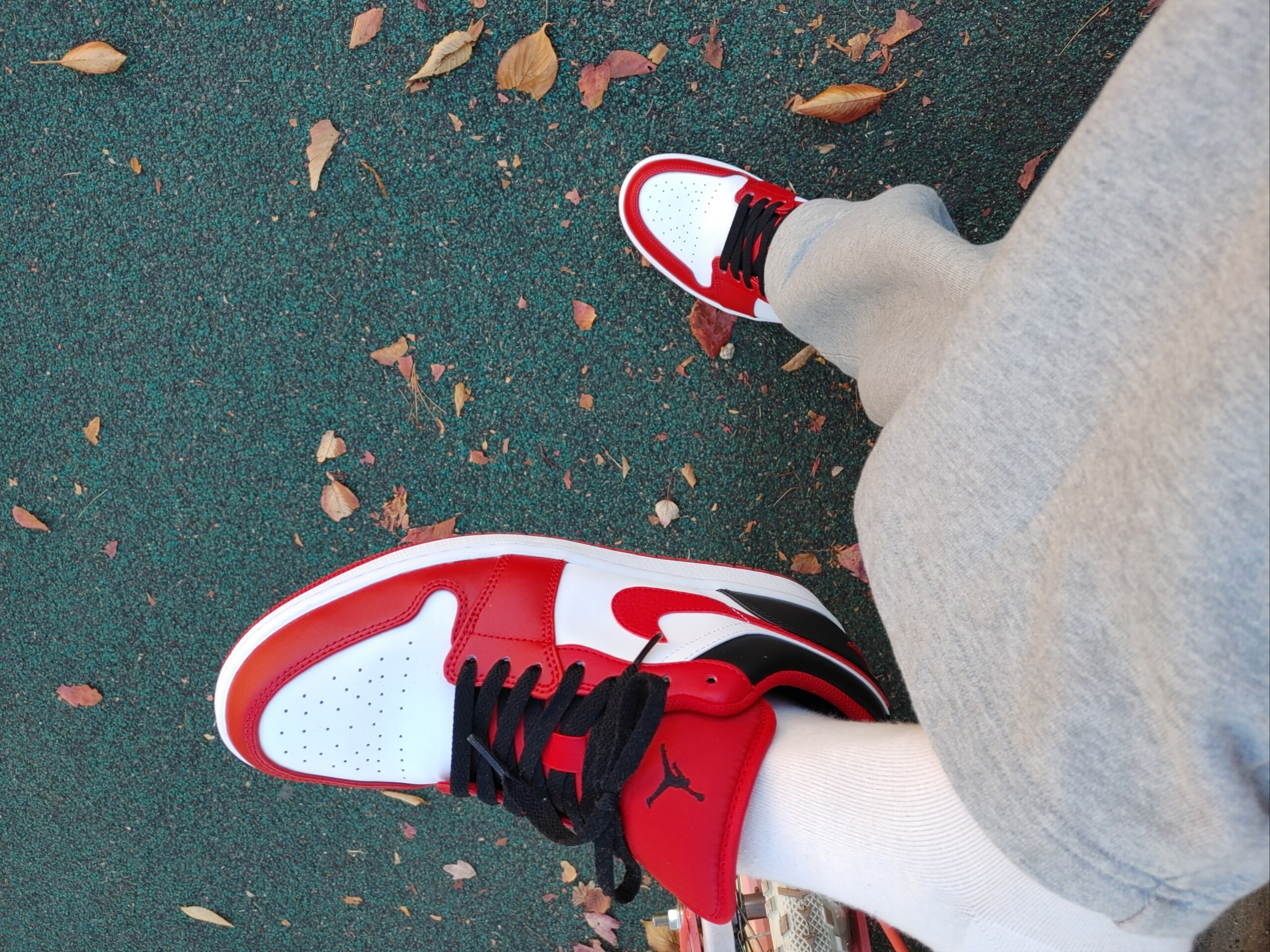 Jordan 1 Low White Gym Red Black 착용 스타일