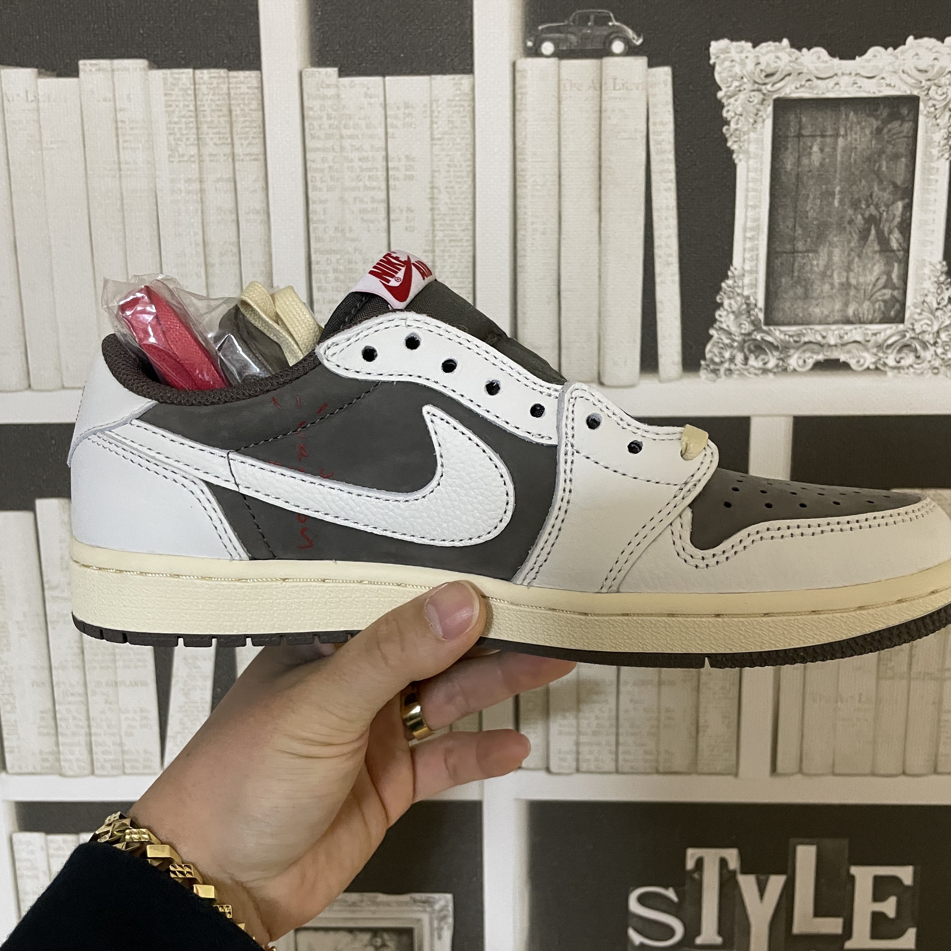 Jordan 1 x Travis Scott Retro Low OG SP Sail and Ridgerock 착용 스타일 - 2