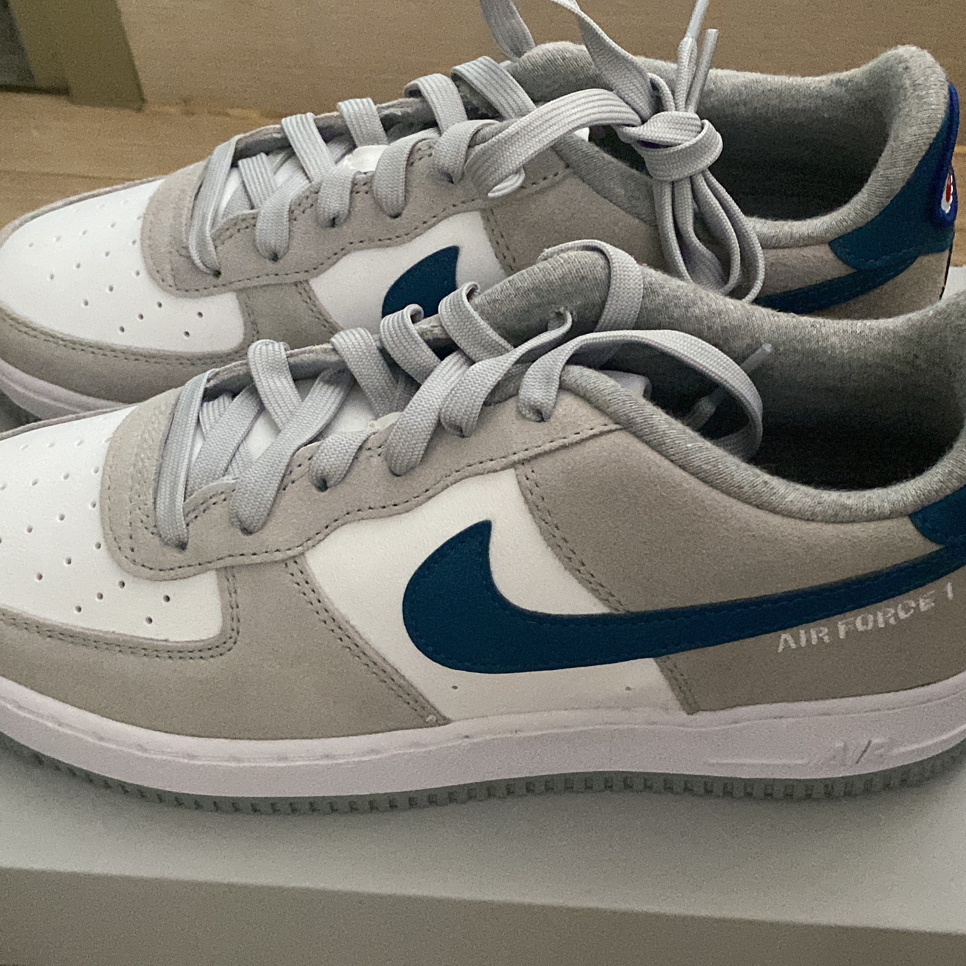 (GS) Nike Air Force 1 LV8 Athletic Club Light Smoke Grey Marina 착용 스타일 - 1