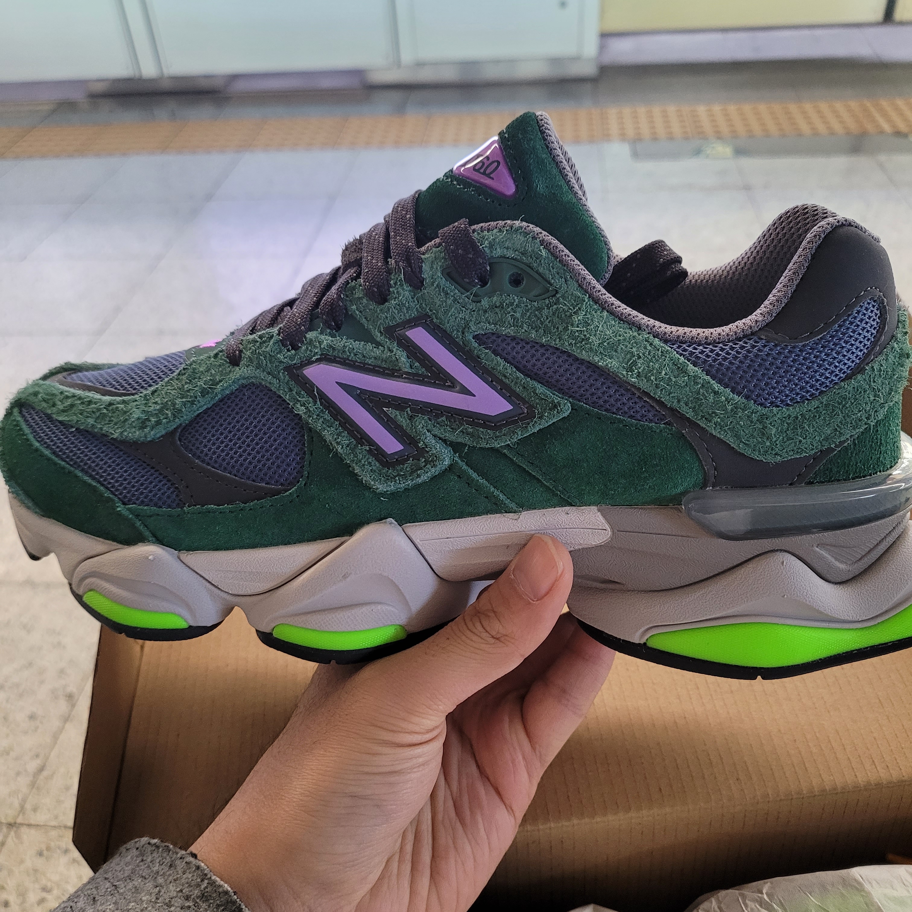New Balance 9060 Nightwatch Green 착용 스타일