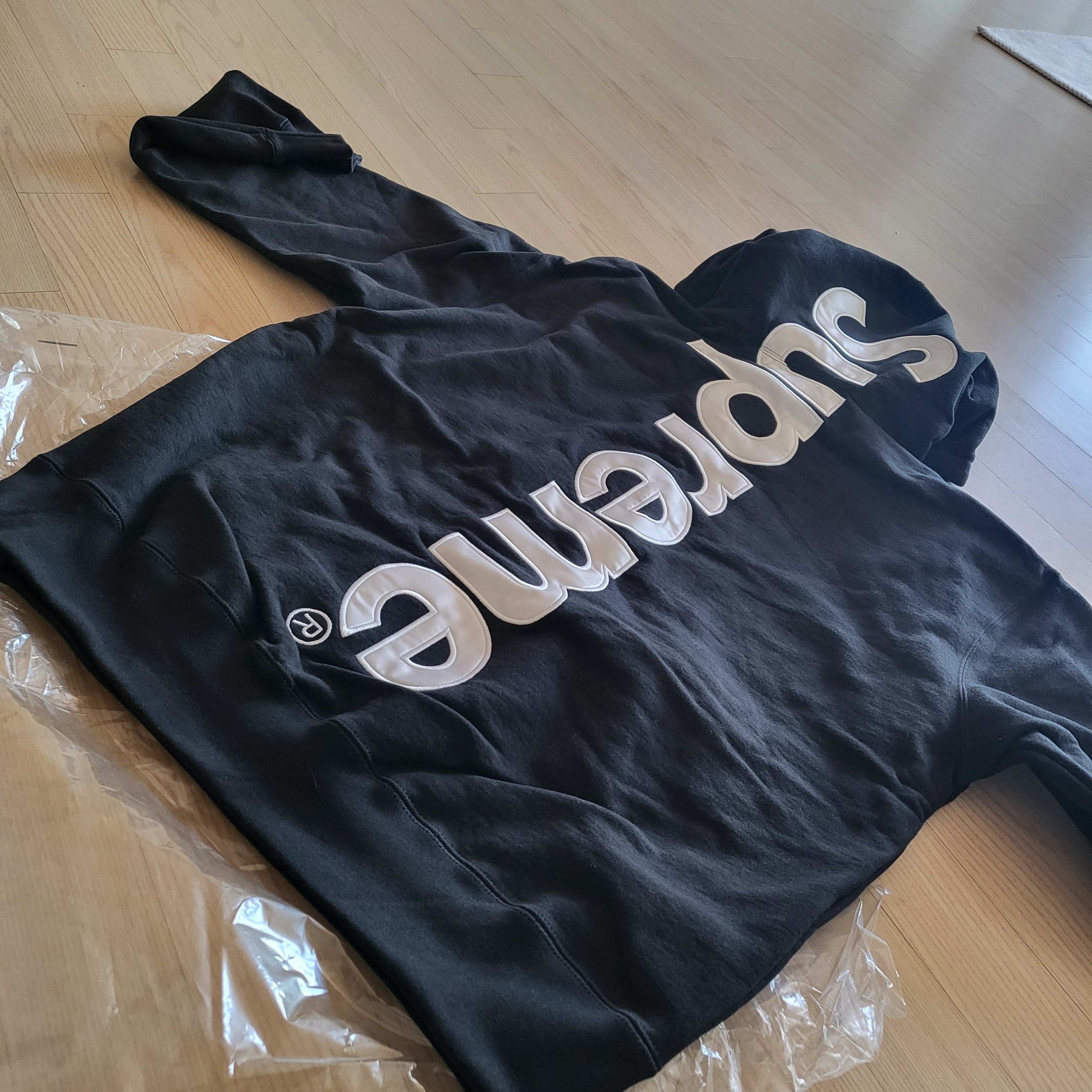 Supreme Satin Applique Hooded Sweatshirt Black - 22FW 착용 스타일