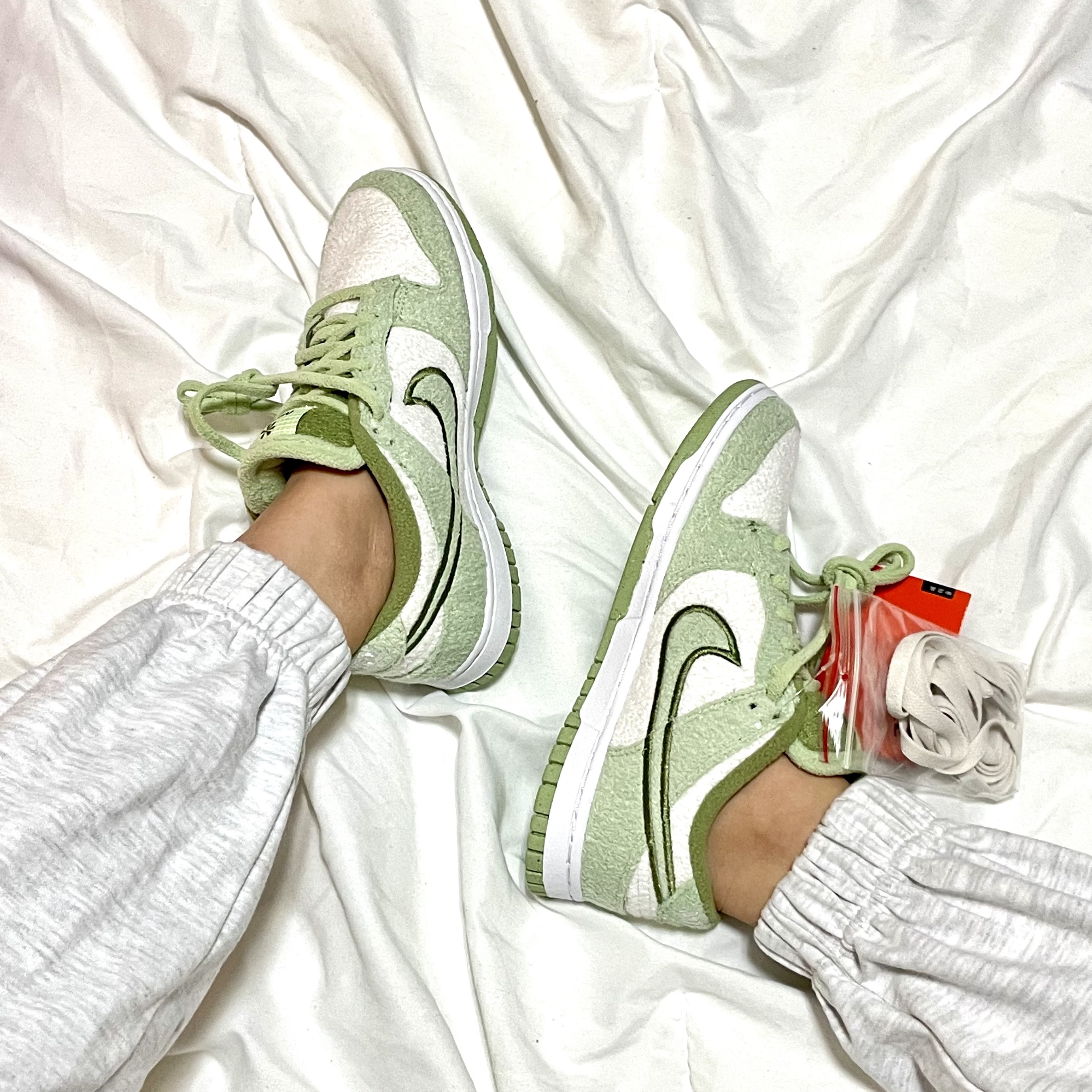 (W) Nike Dunk Low SE Honeydew Phantom 착용 스타일