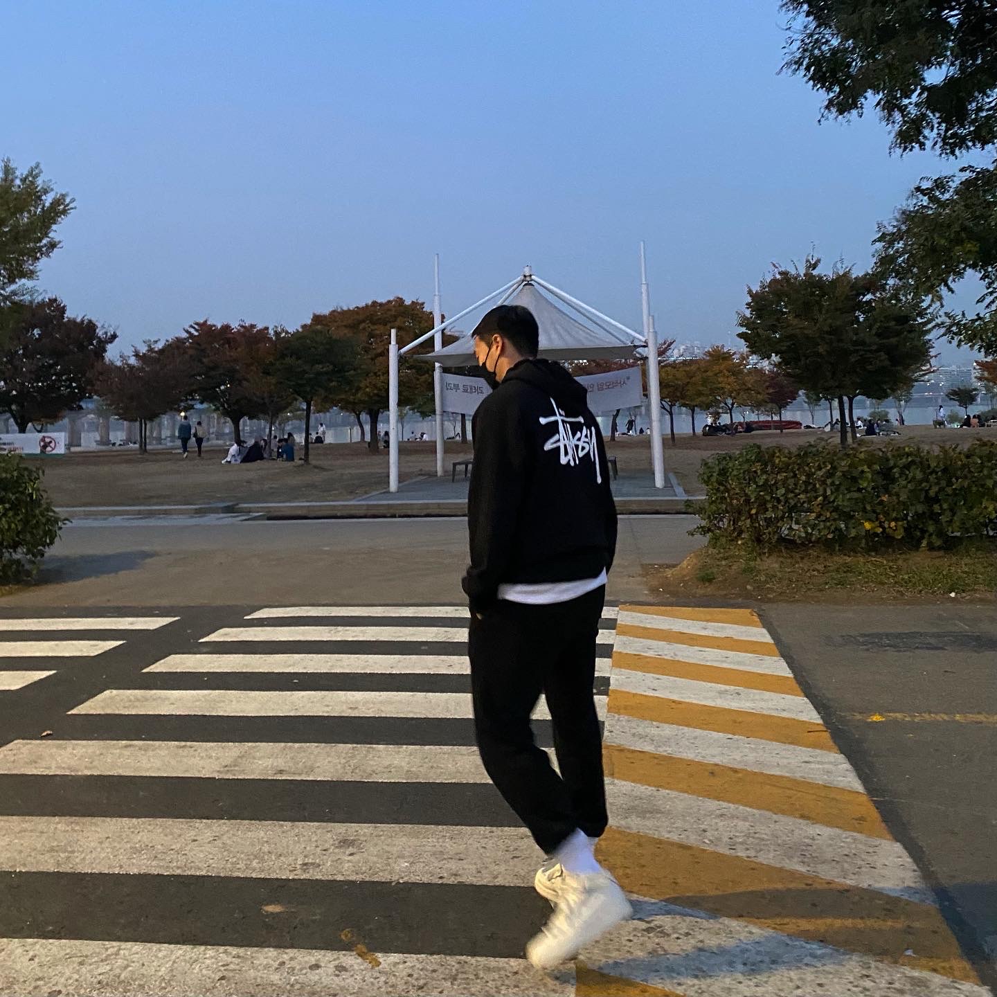 Nike x Comme des Garcons Homme Plus Air Force Mid White 착용 스타일 - 2