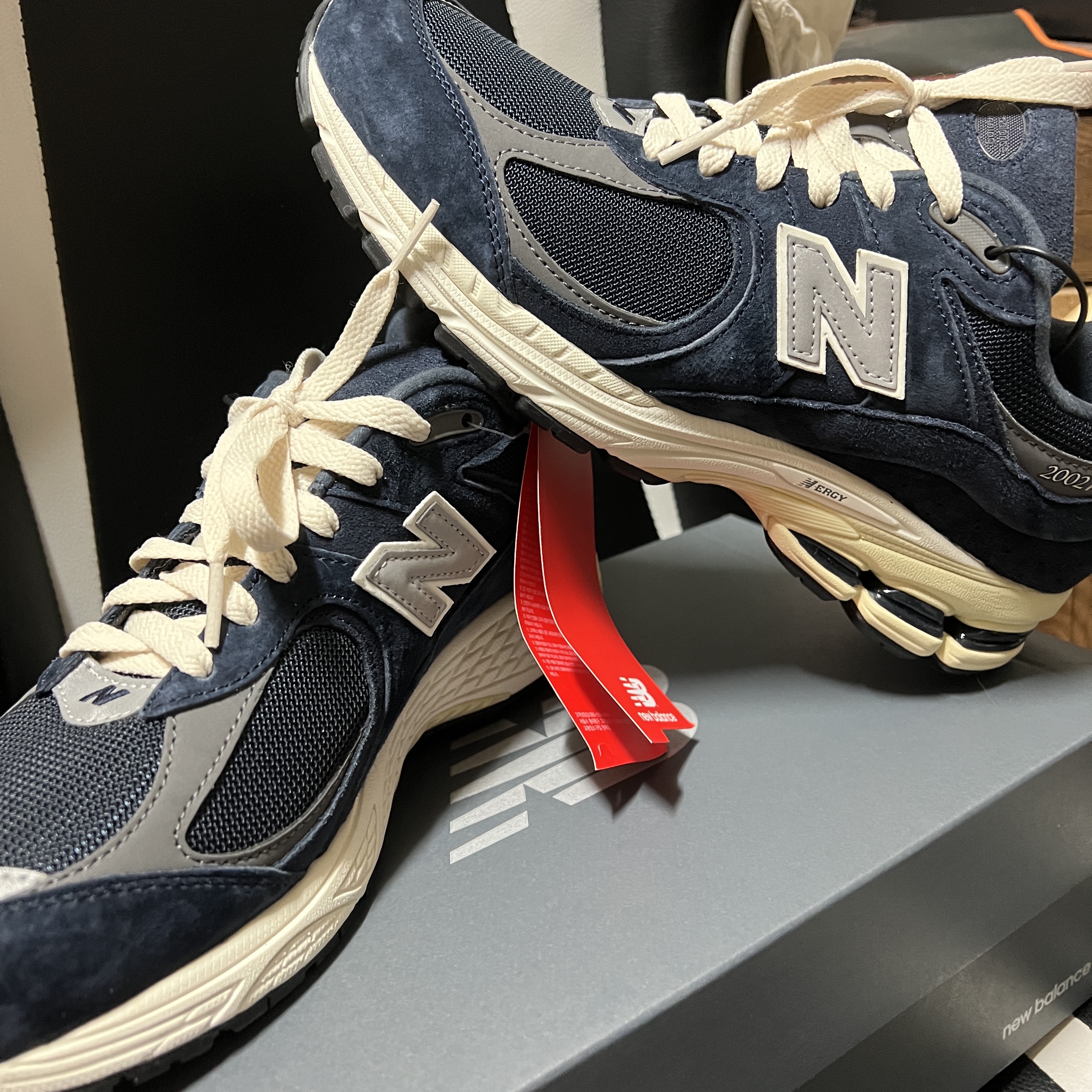 New Balance 2002R Eclipse Castlerock 착용 스타일 - 2
