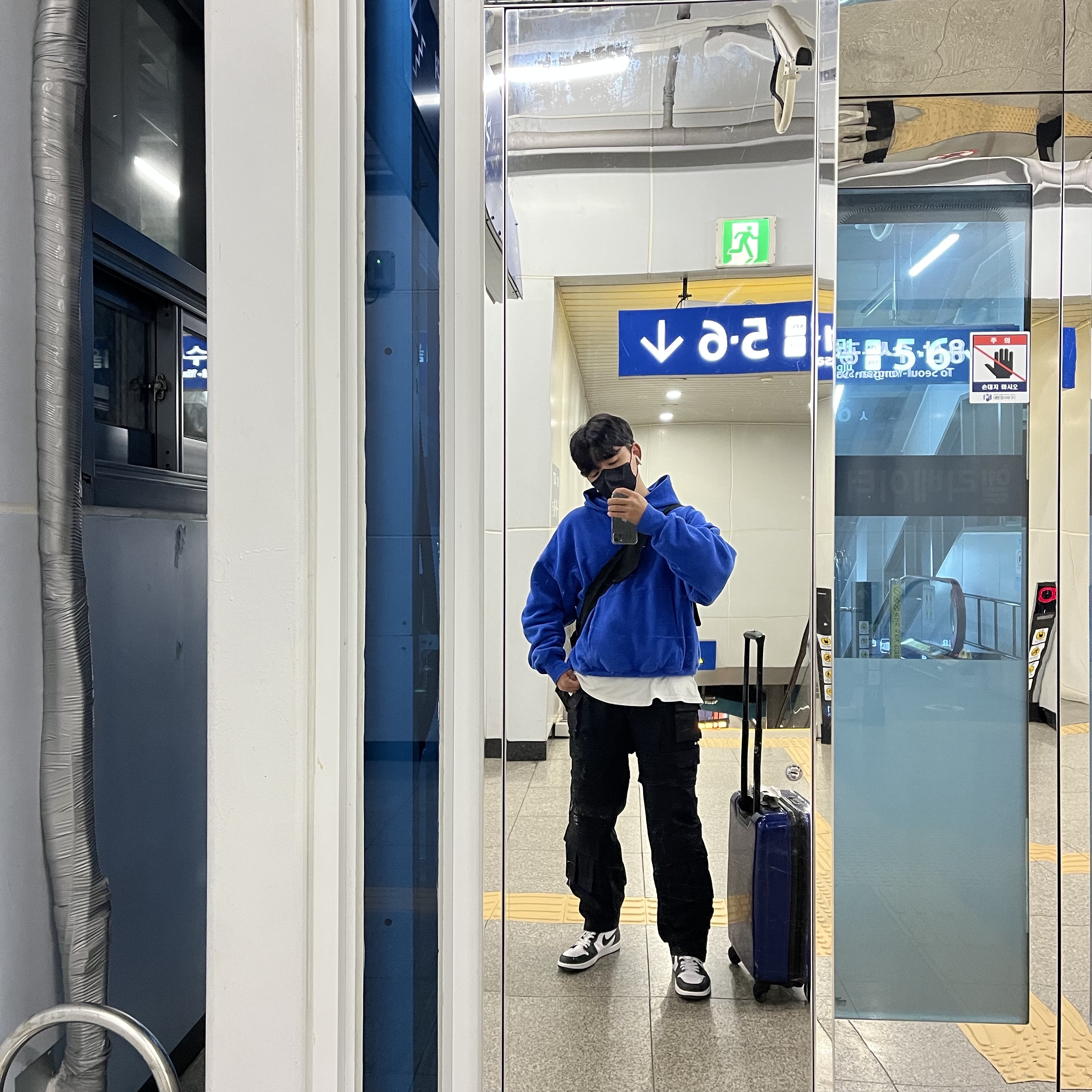 Yeezy Gap Hoodie Blue, Jordan 1 Retro High OG Black White 2014 착용 스타일
