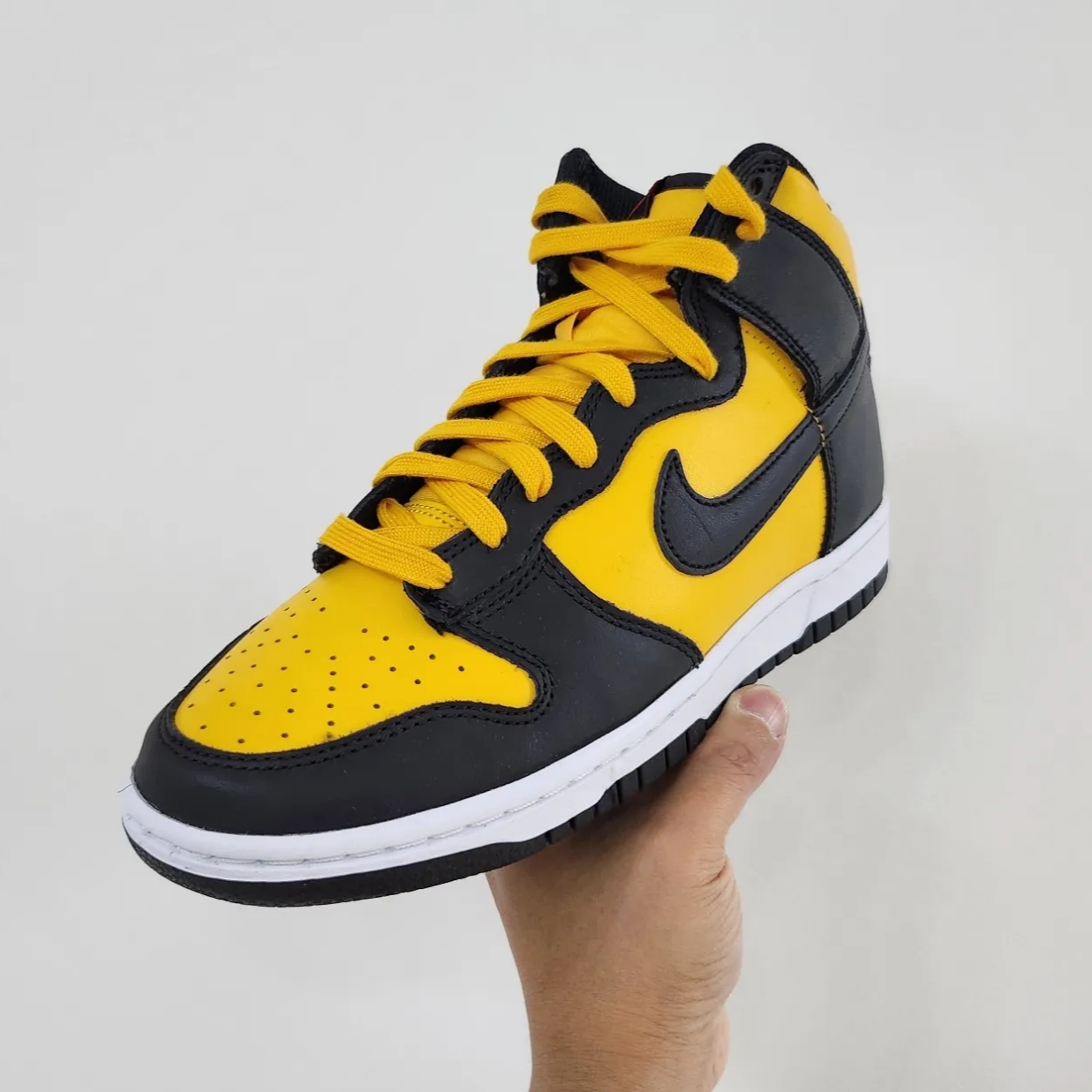 Nike Dunk High Retro University Gold and Black 착용 스타일 - 1