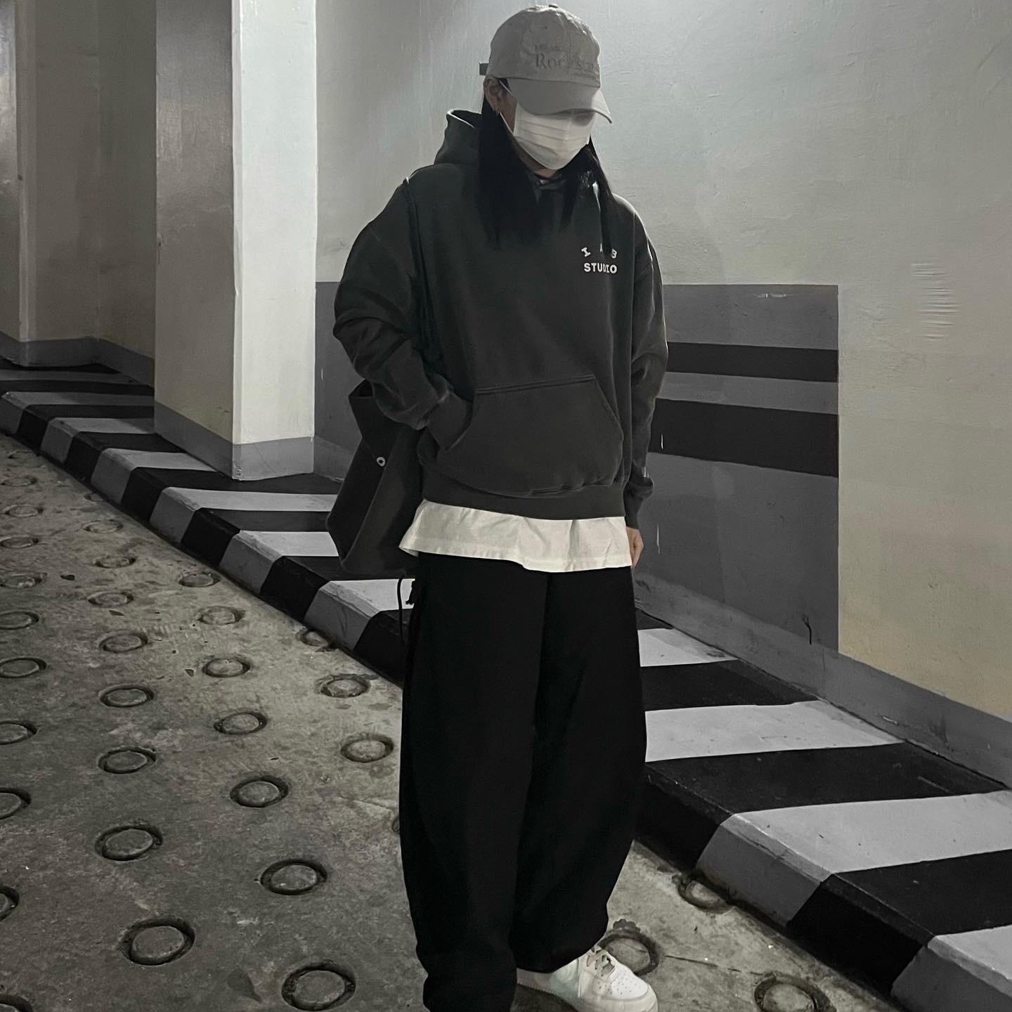 Nike Air Force 1 '07 Low White, IAB Studio Pigment Hoodie & Sack Black 착용 스타일 - 2