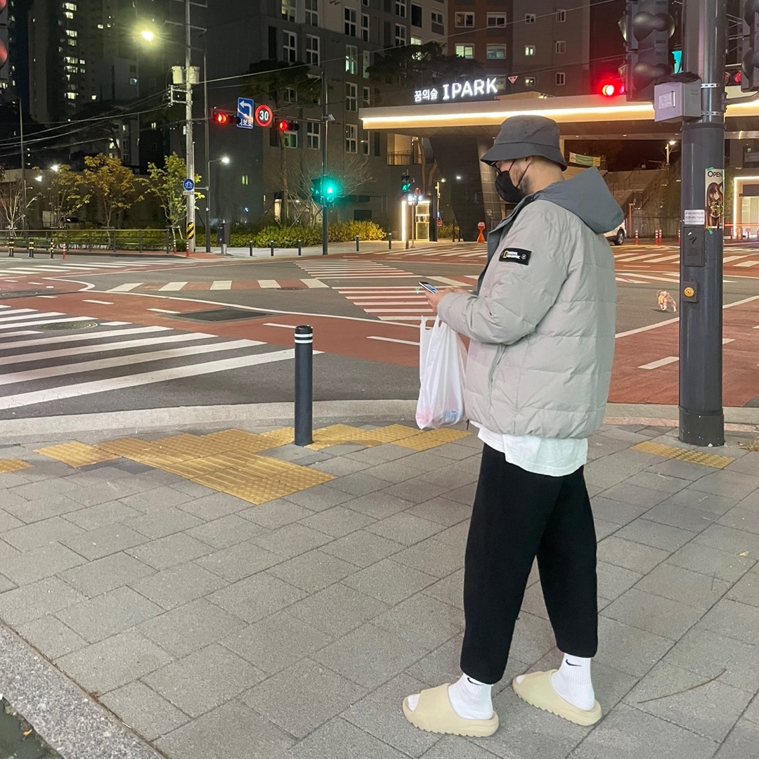 Adidas Yeezy Slide Bone 2022/2023 착용 스타일 - 2