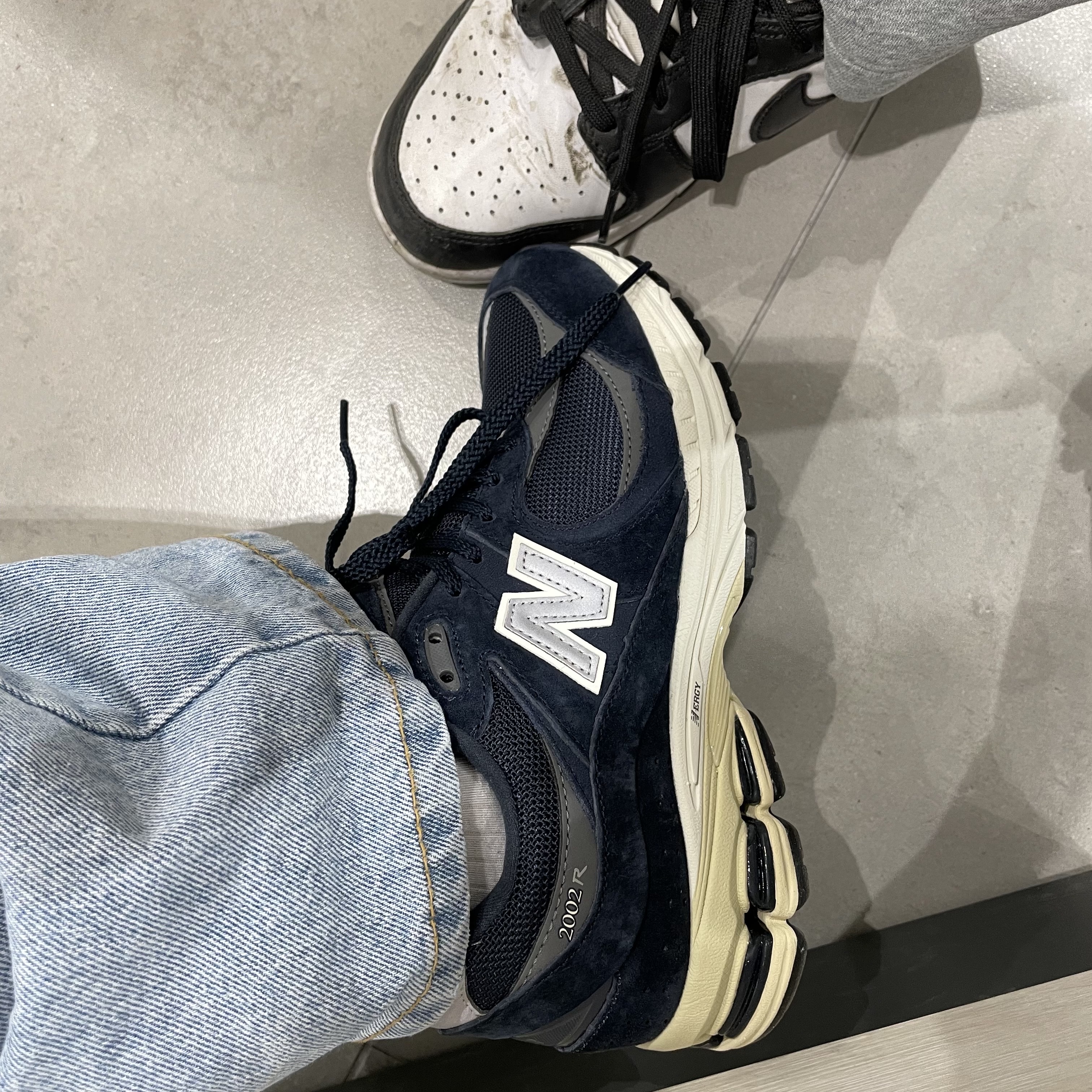 New Balance 2002R Eclipse Castlerock 착용 스타일