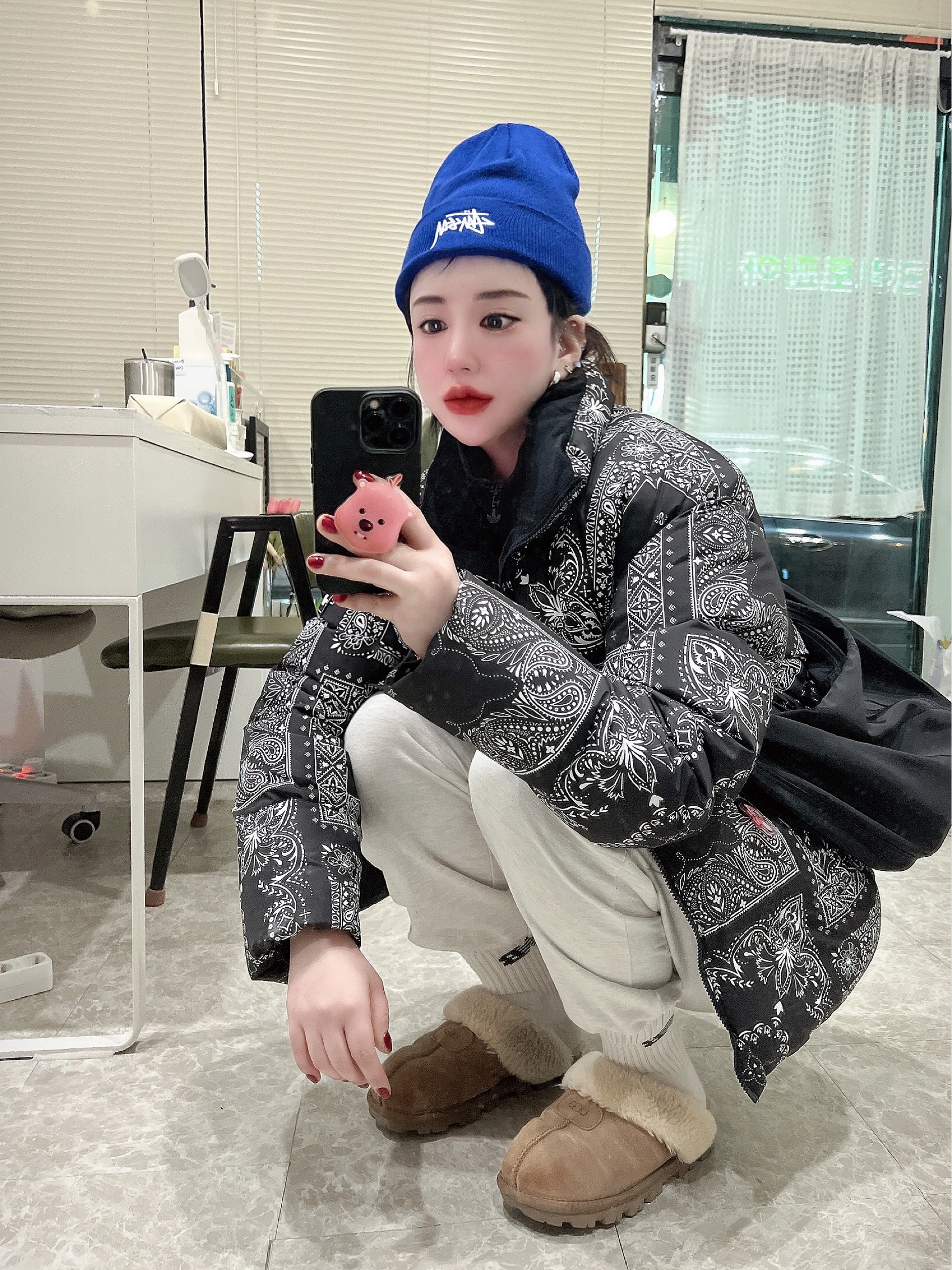 The North Face Novelty Lofty Down Jacket Real Black, (W) UGG Coquette Slipper Chestnut 착용 스타일