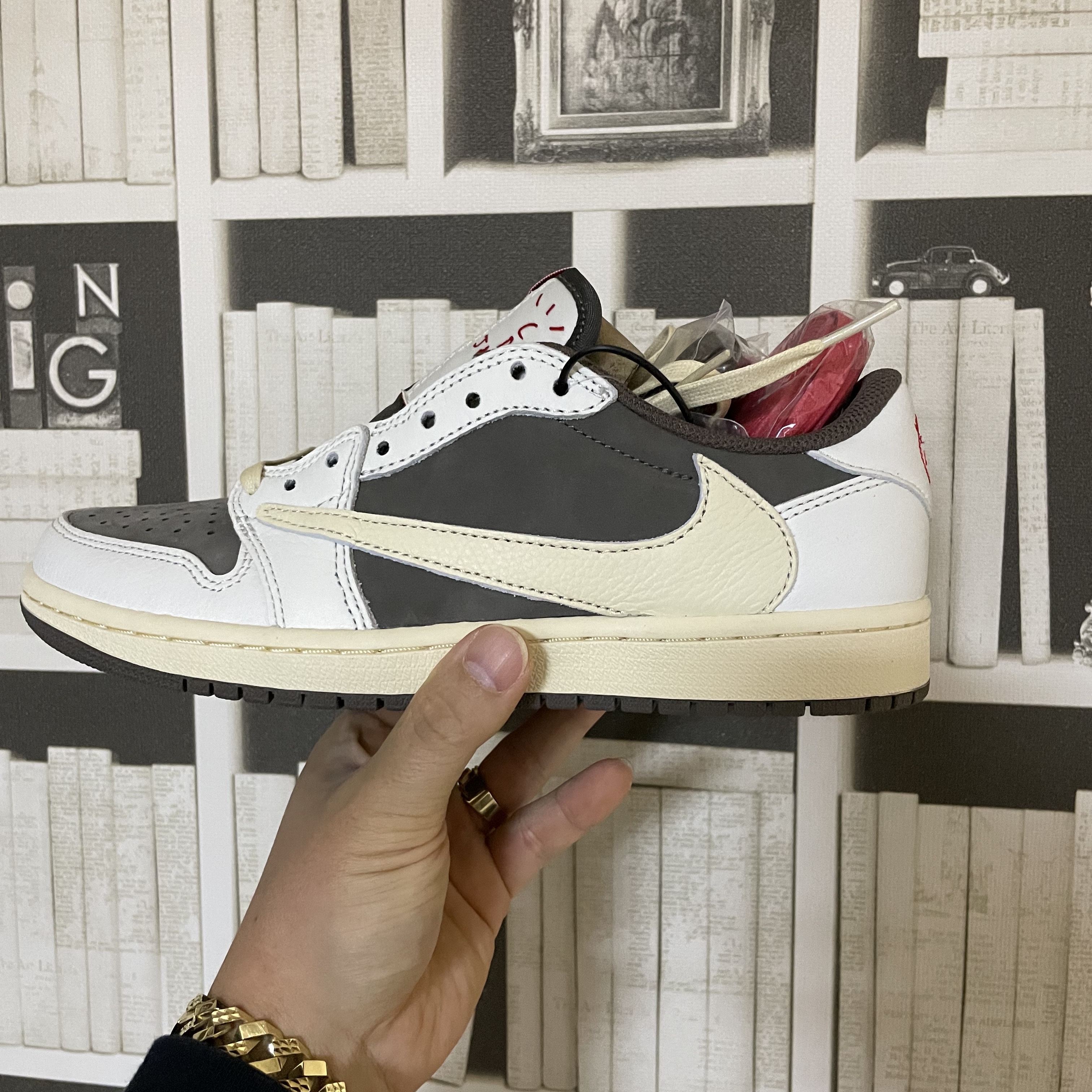 Jordan 1 x Travis Scott Retro Low OG SP Sail and Ridgerock 착용 스타일 - 3
