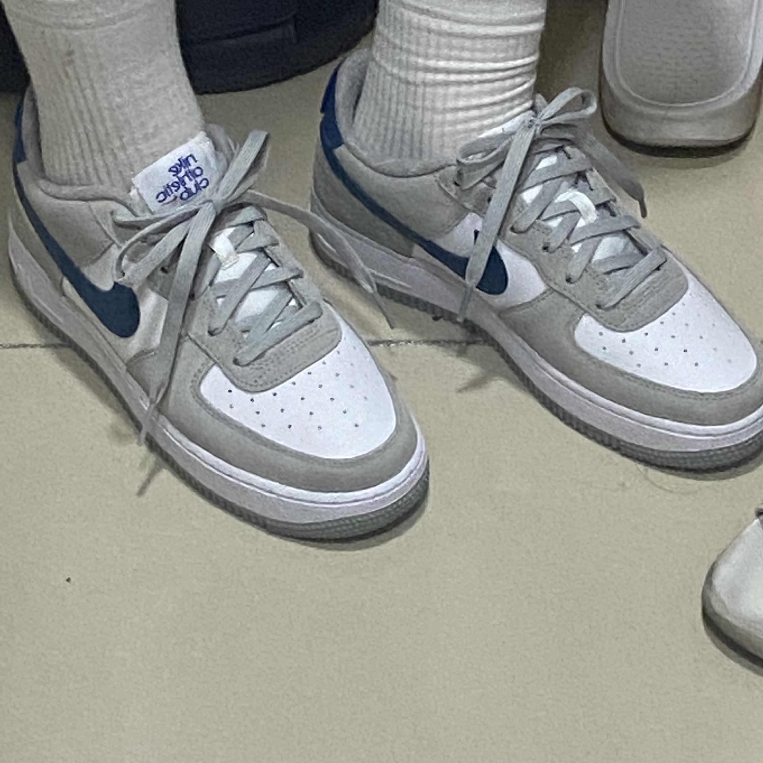 (GS) Nike Air Force 1 LV8 Athletic Club Light Smoke Grey Marina 착용 스타일 - 2