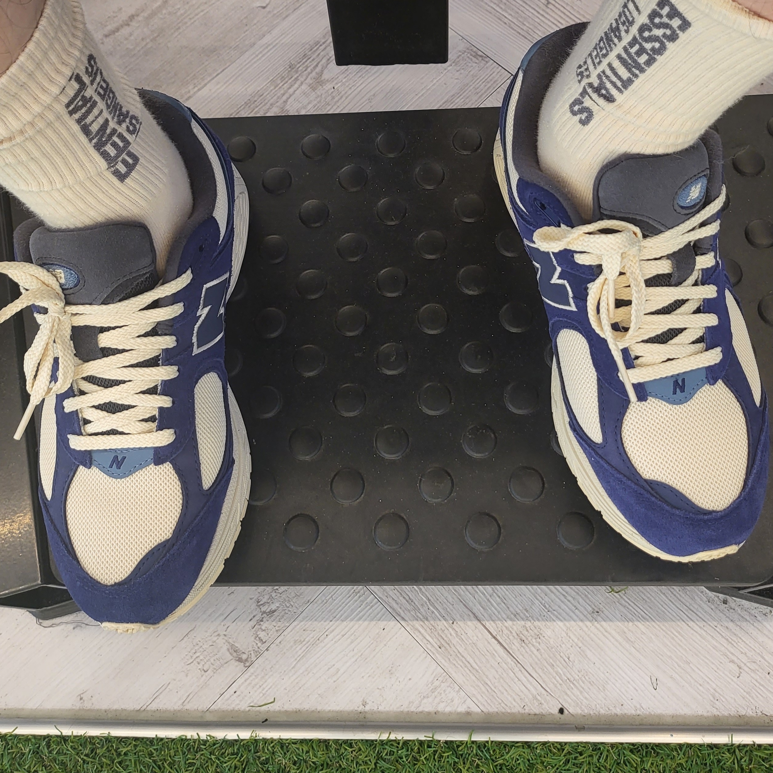 New Balance 2002R Light Cream Purple 착용 스타일 - 4