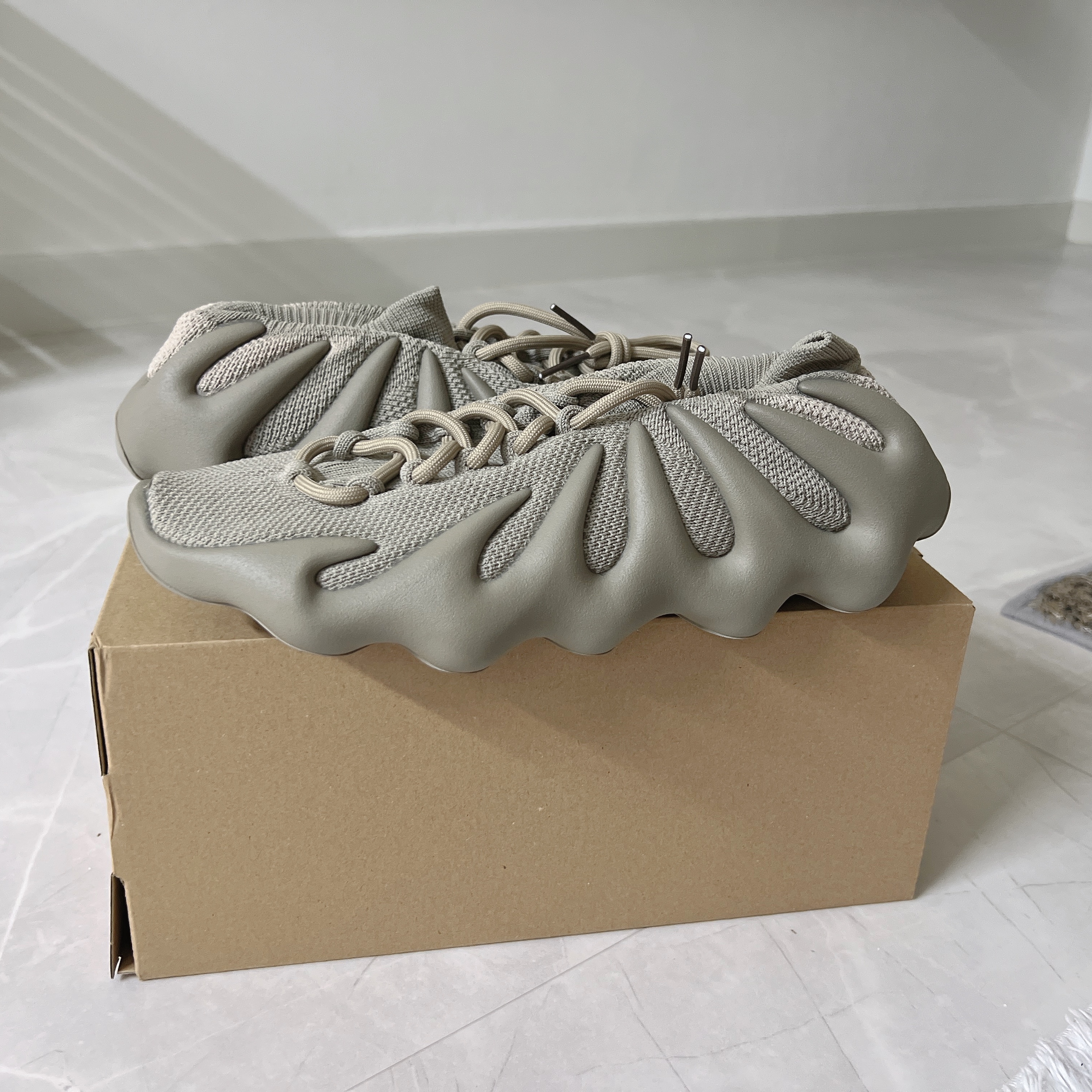 Adidas Yeezy 450 Stone Flax 착용 스타일