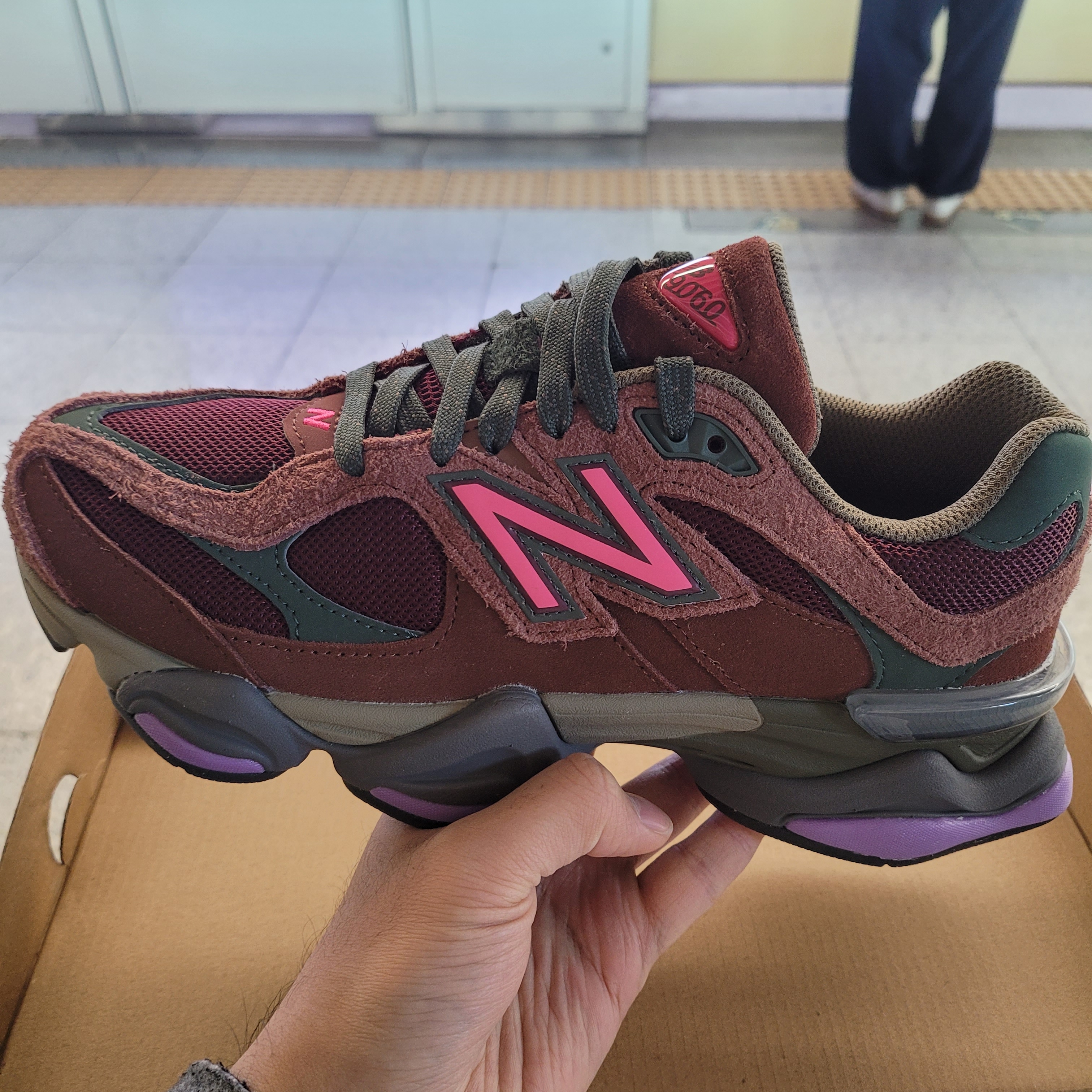 New Balance 9060 Burgundy 착용 스타일