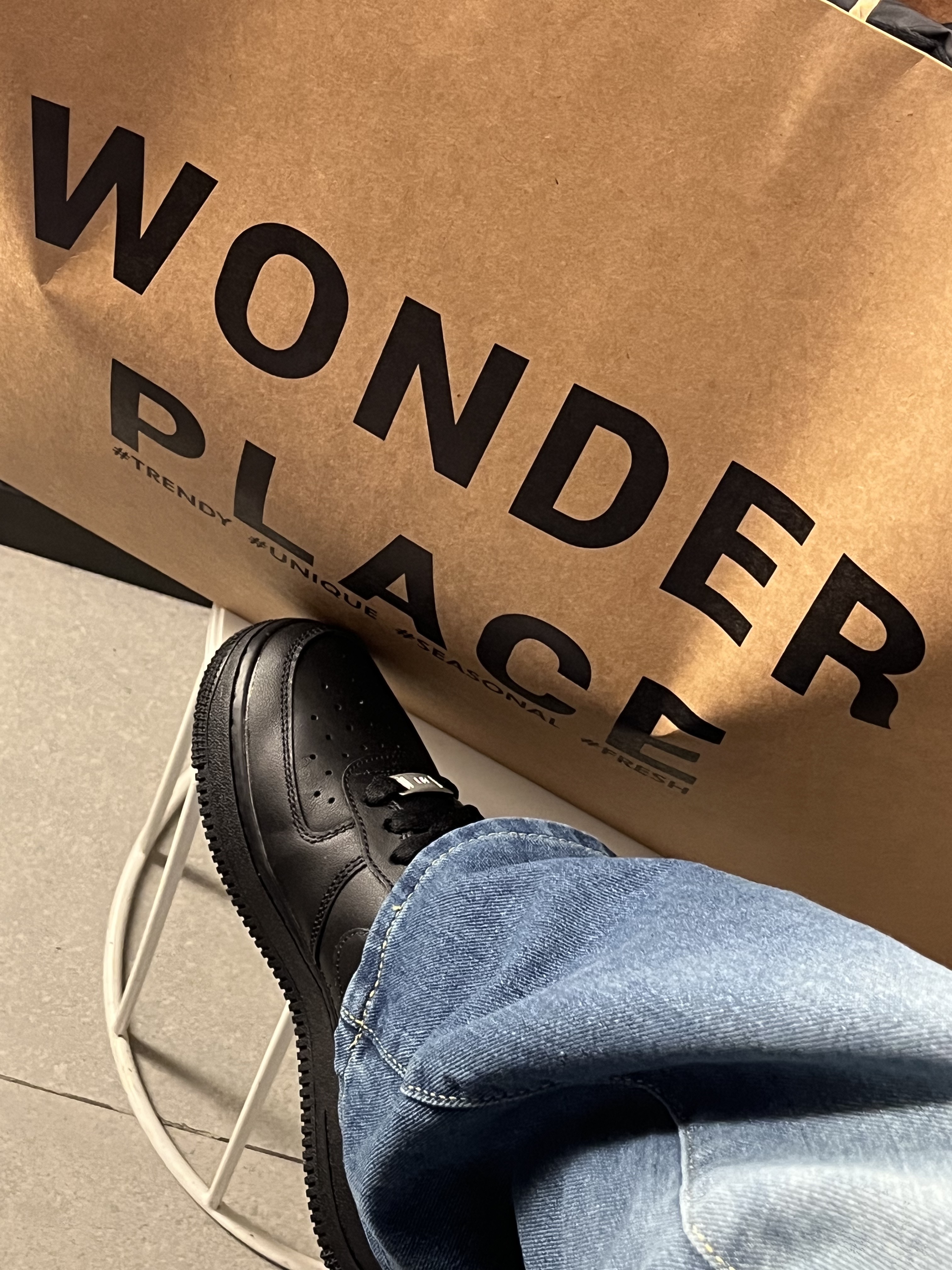 (W) Nike Air Force 1 '07 Low Triple Black 착용 스타일 - 2