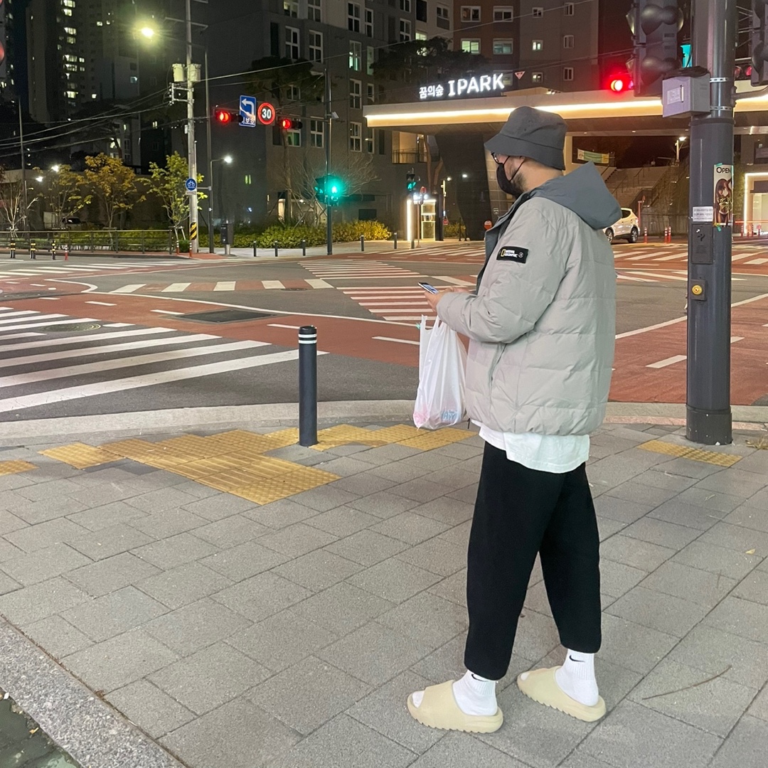 Adidas Yeezy Slide Bone 2022/2023 착용 스타일 - 3