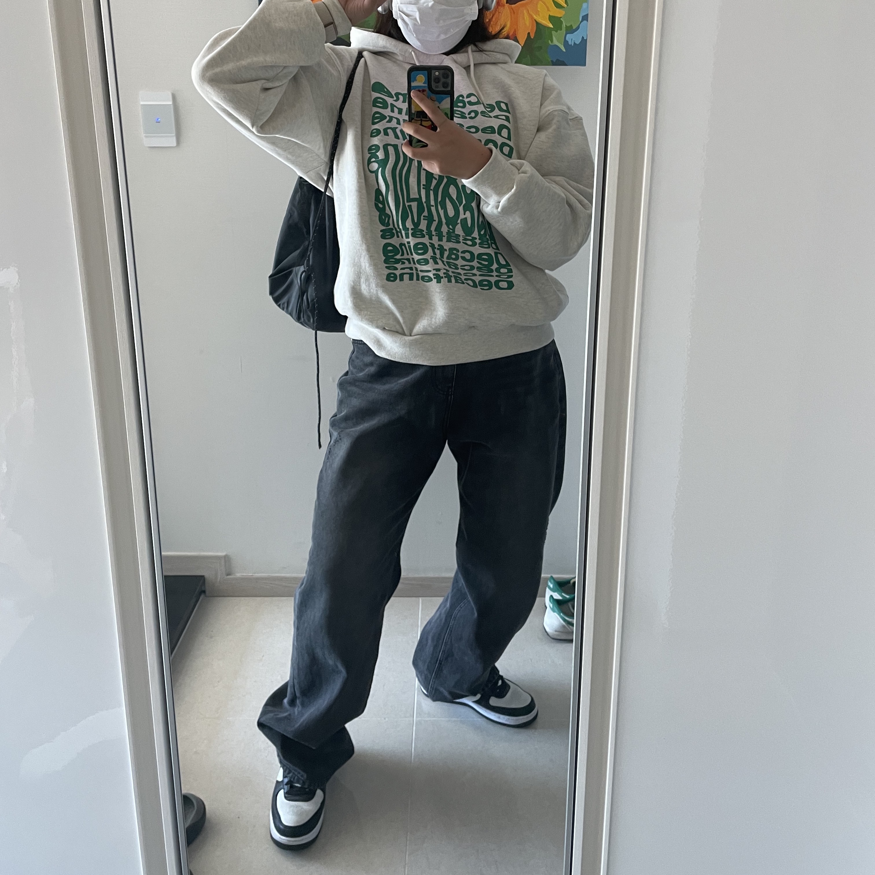 Apple AirPods Max Lightning Silver (Korean Ver.), Nike x Stussy Air Force 1 '07 Mid SP Black and Light Bone 착용 스타일 - 2