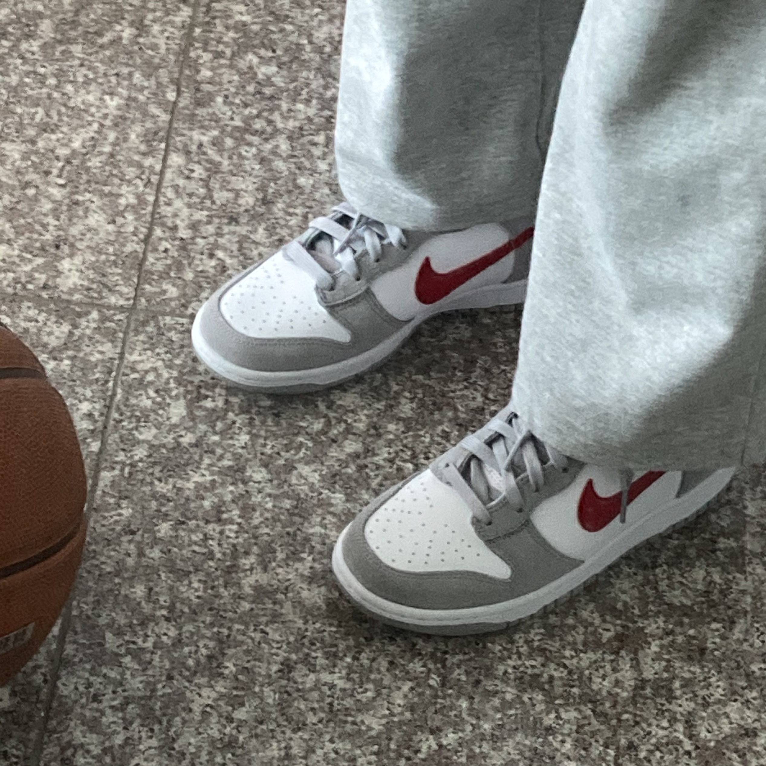 (GS) Nike Dunk High SE Athletic Club Grey Red 착용 스타일 - 2