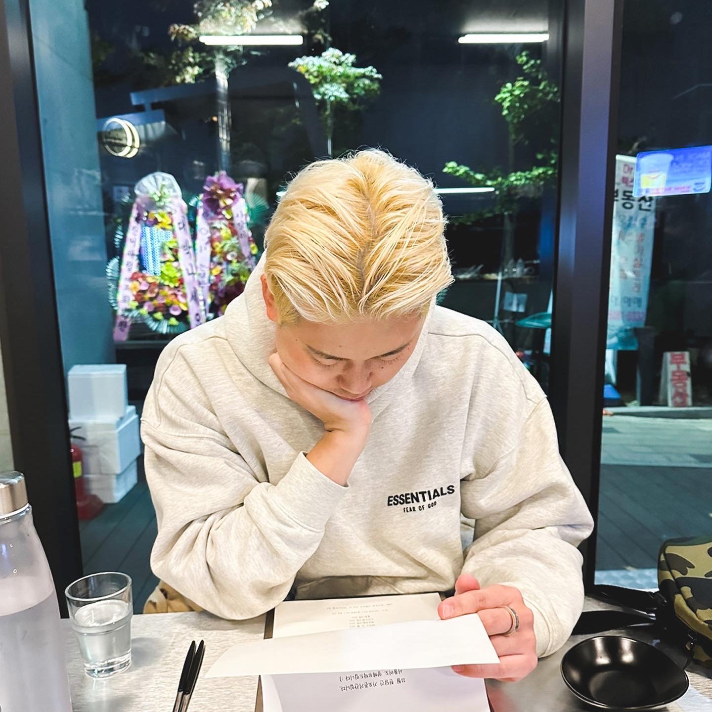 Essentials The Core Collection Hoodie Light Oatmeal 착용 스타일