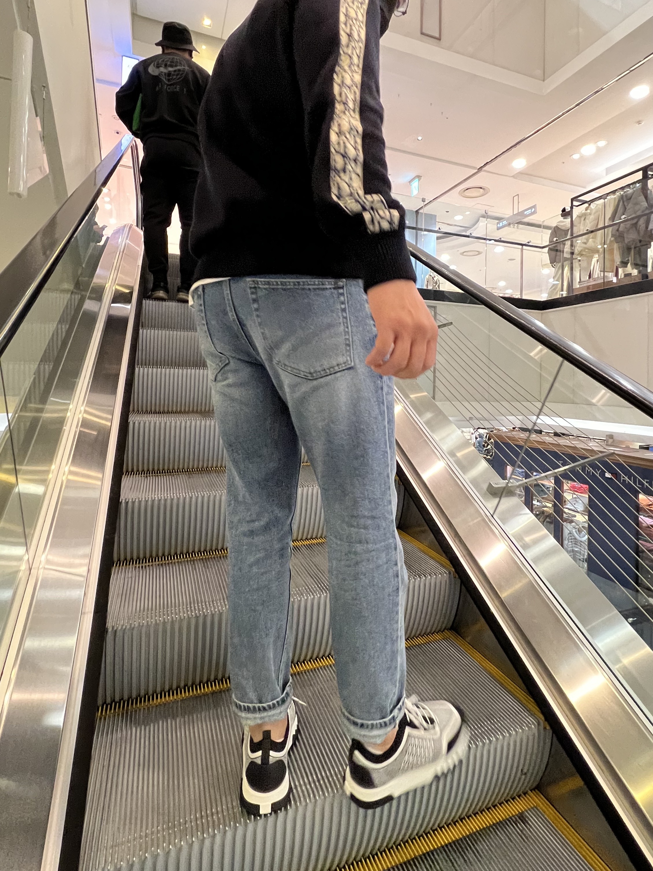 Chanel Medium Classic Handbag Grained Calfskin & Gold Black, (W) Dior Walk'N'Dior Sneakers Oblique Gray 착용 스타일 - 2