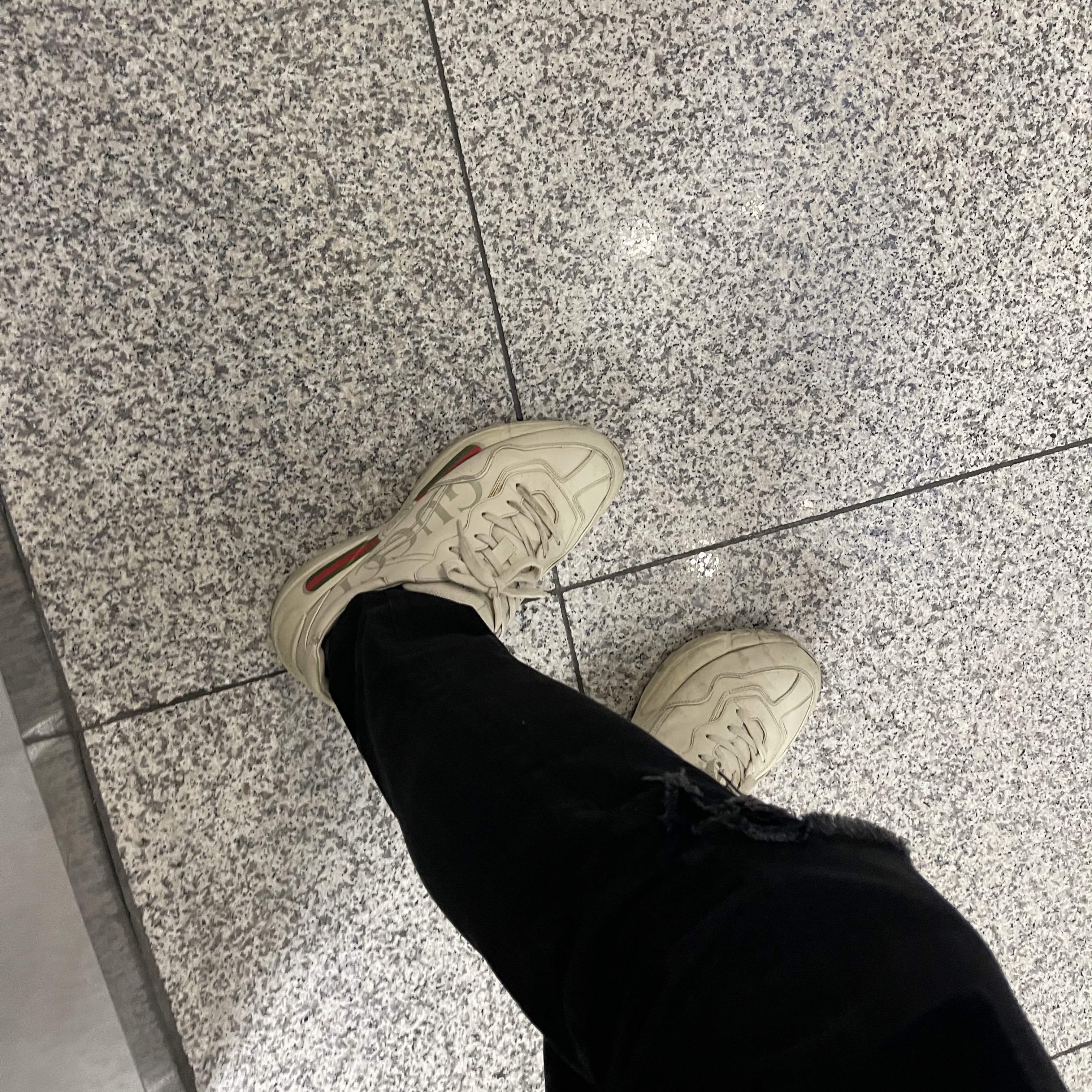 Gucci Rhyton Leather Sneakers Logo 착용 스타일 - 2