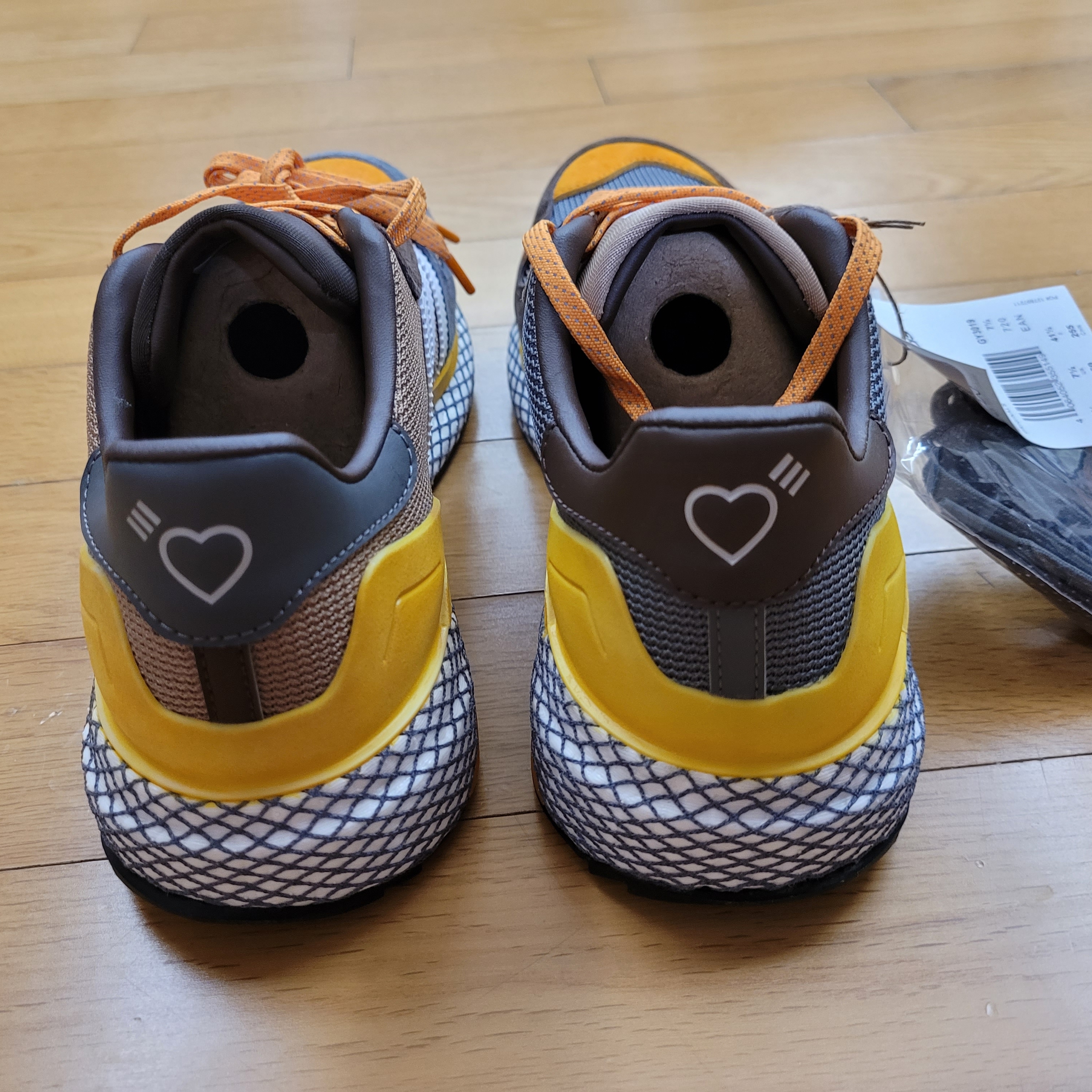 Adidas x Human Made Questar Cardboard 착용 스타일 - 4
