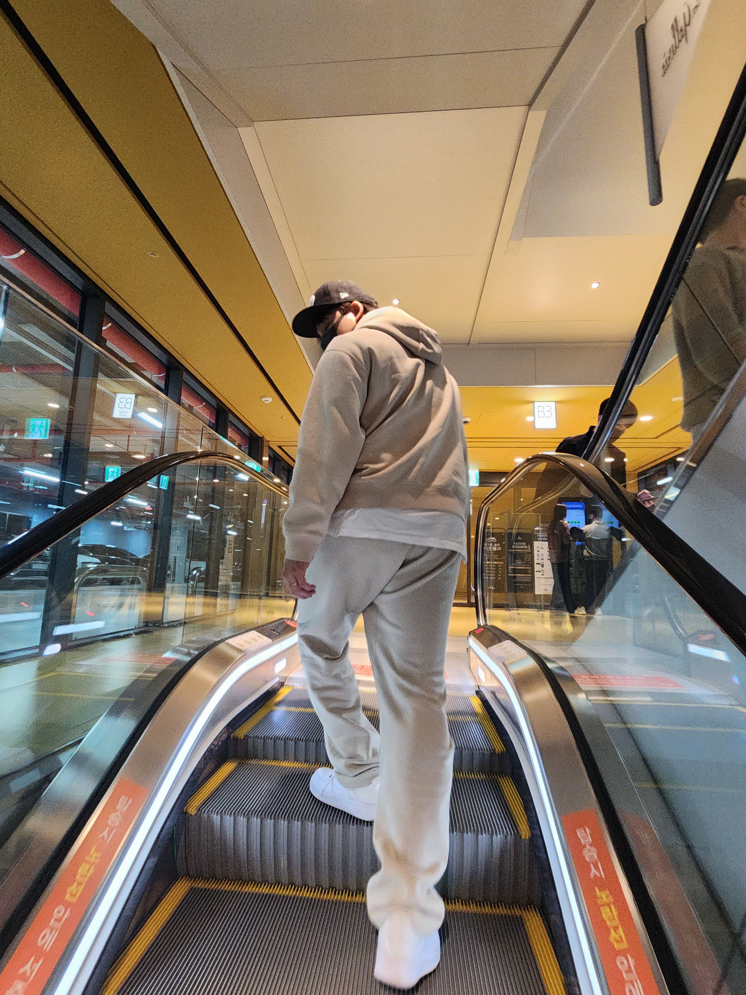 Essentials Relaxed Sweatpants Wheat - 22SS, Nike ACG Therma-Fit Pullover Fleece Hoodie Sanddrift - Asia 착용 스타일