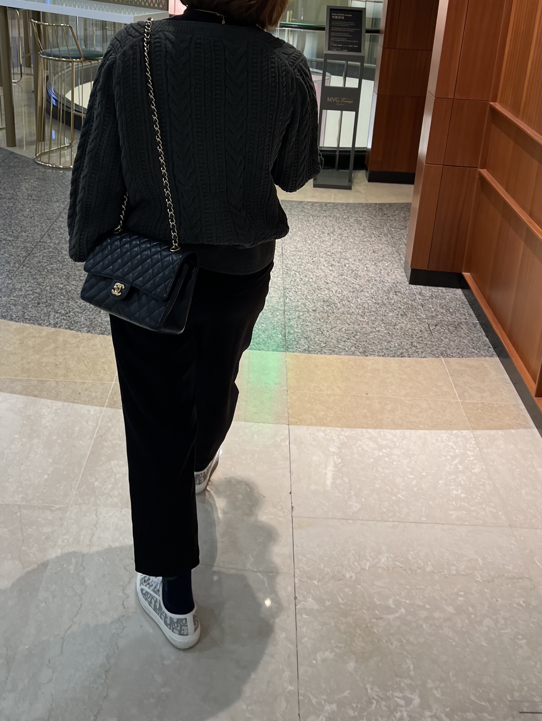 Chanel Medium Classic Handbag Grained Calfskin & Gold Black, (W) Dior Walk'N'Dior Sneakers Oblique Gray 착용 스타일 - 3