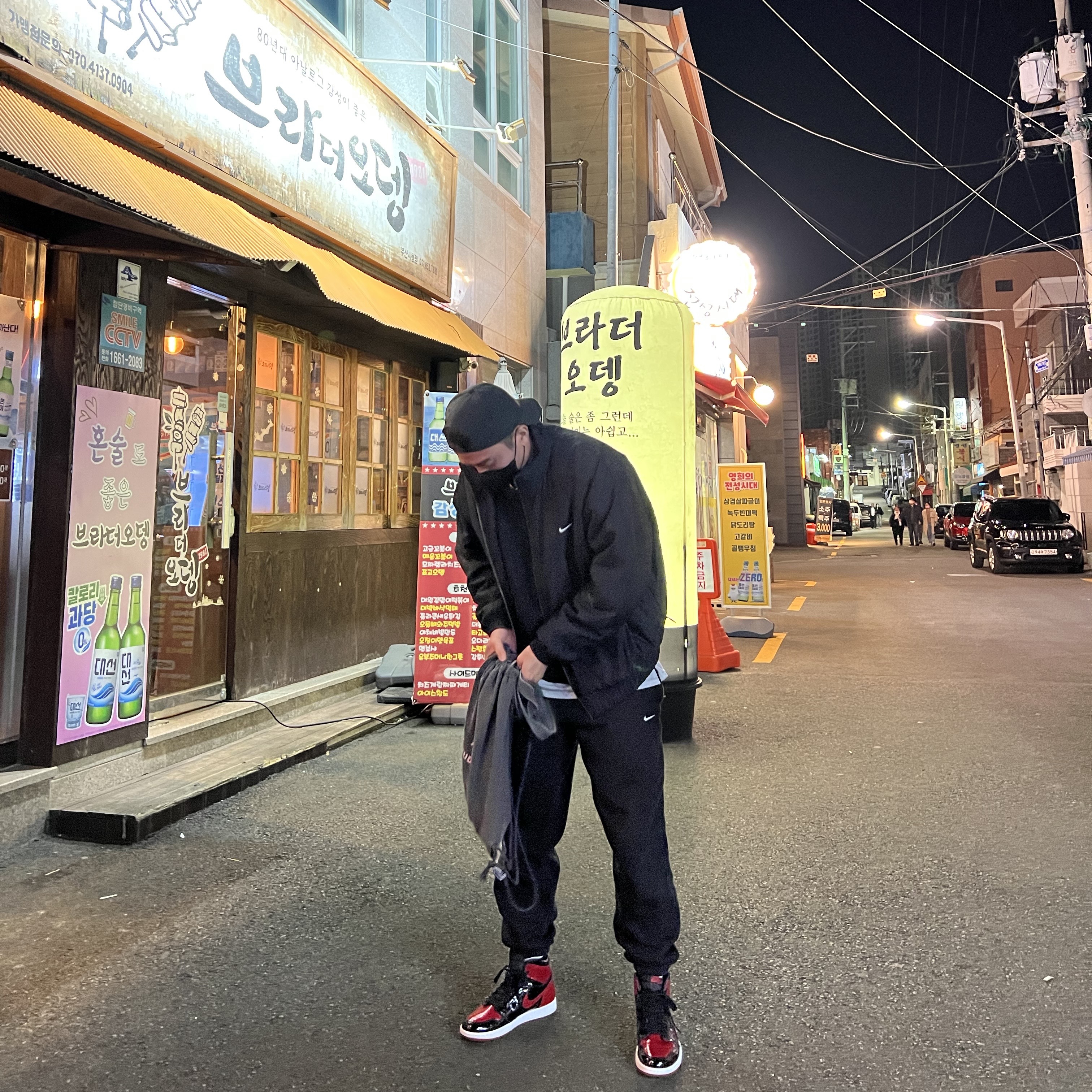 Nike NRG Solo Swoosh Satin Bomber Jacket Black Kumquat - US/EU, Nike NRG Solo Swoosh Fleece Pants Black - US/EU 착용 스타일