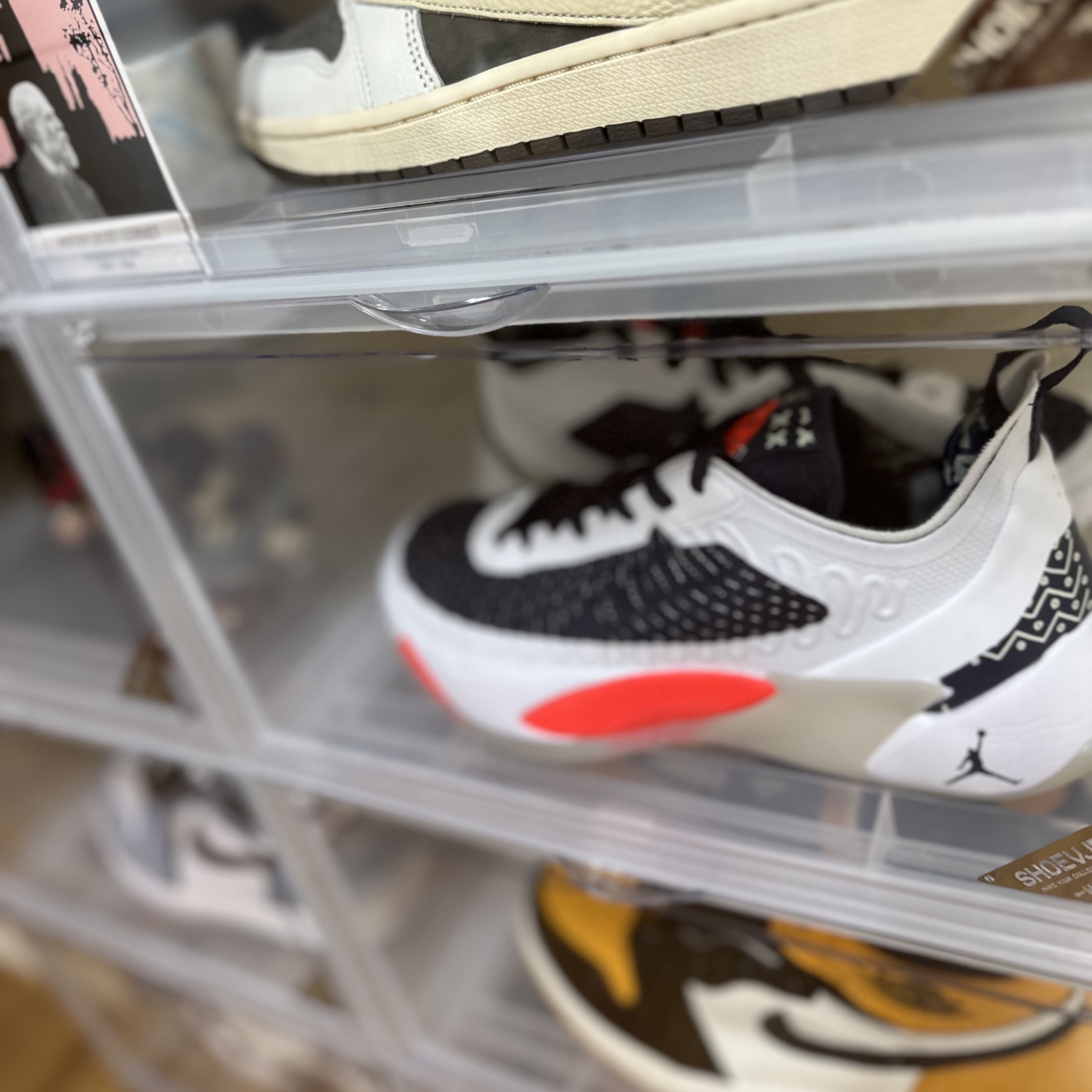 Jordan Luka 1 White Neutral Indigo, Jordan 1 x Travis Scott Retro Low OG SP Sail and Ridgerock 착용 스타일