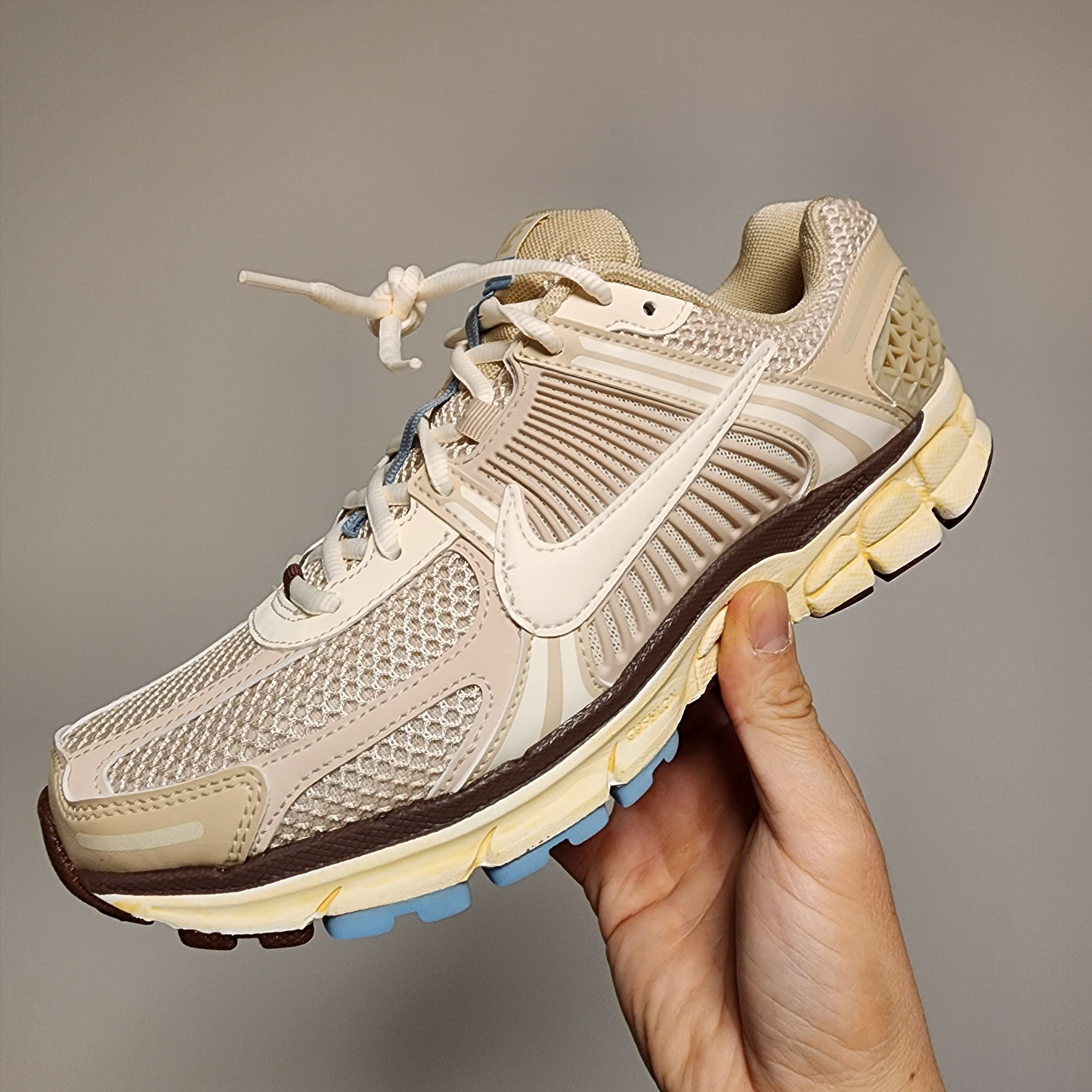(W) Nike Zoom Vomero 5 Oatmeal 착용 스타일 - 1