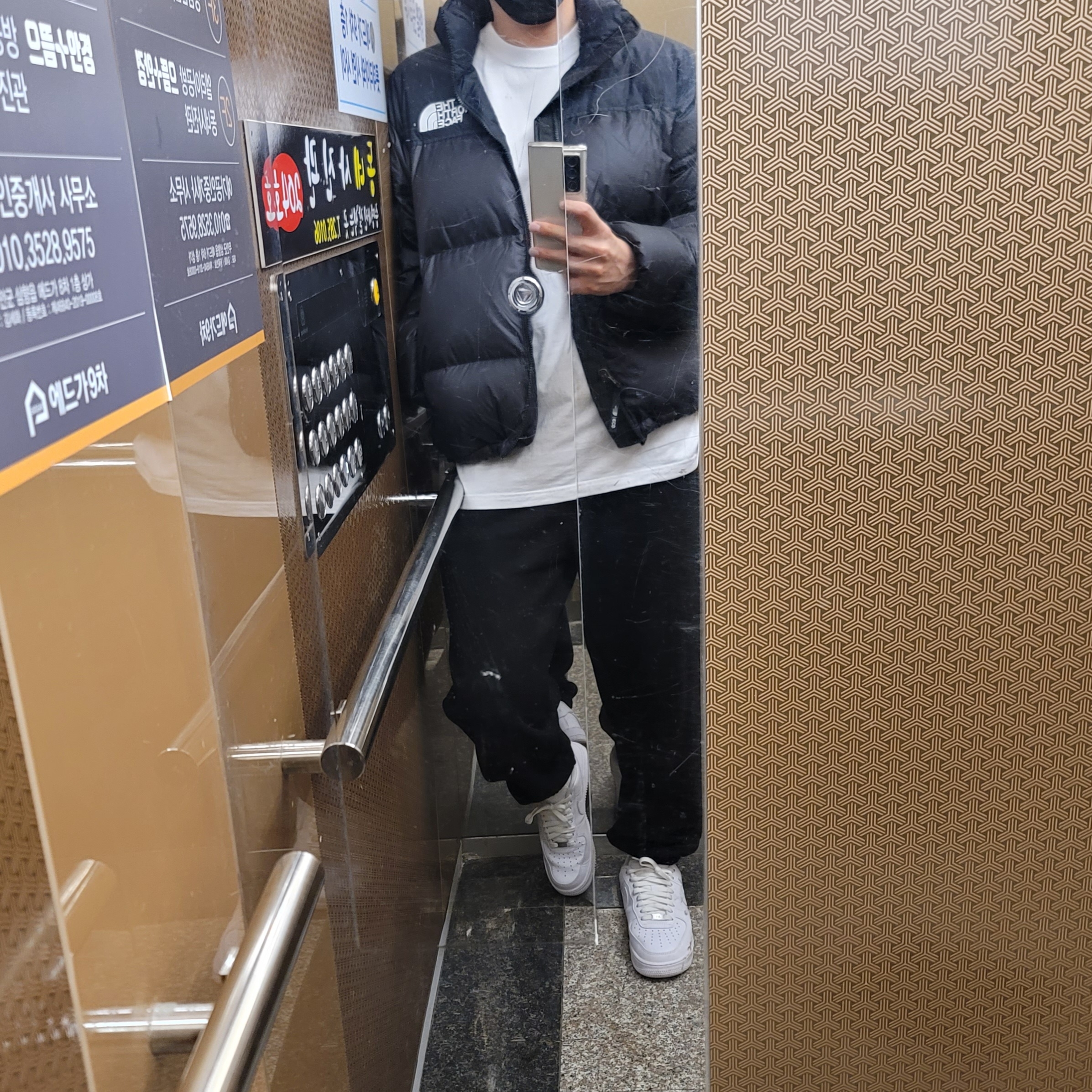 The North Face 1996 Eco Nuptse Jacket Black, Nike Air Force 1 '07 Low White 착용 스타일