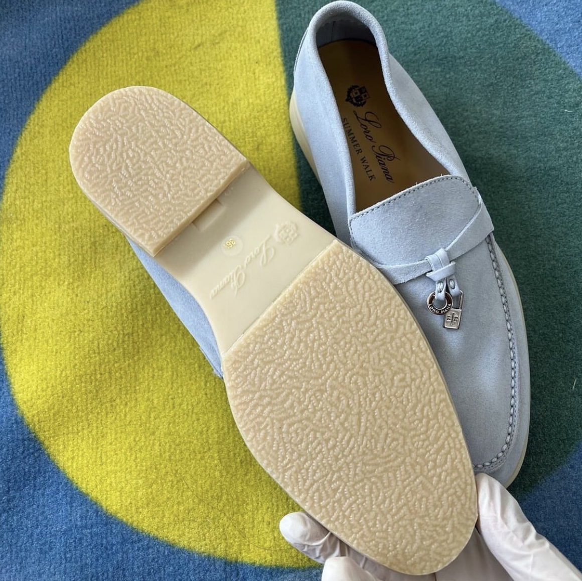 (W) Loro Piana Summer Charms Walk Suede Calfskin Pearl Powder 착용 스타일 - 1