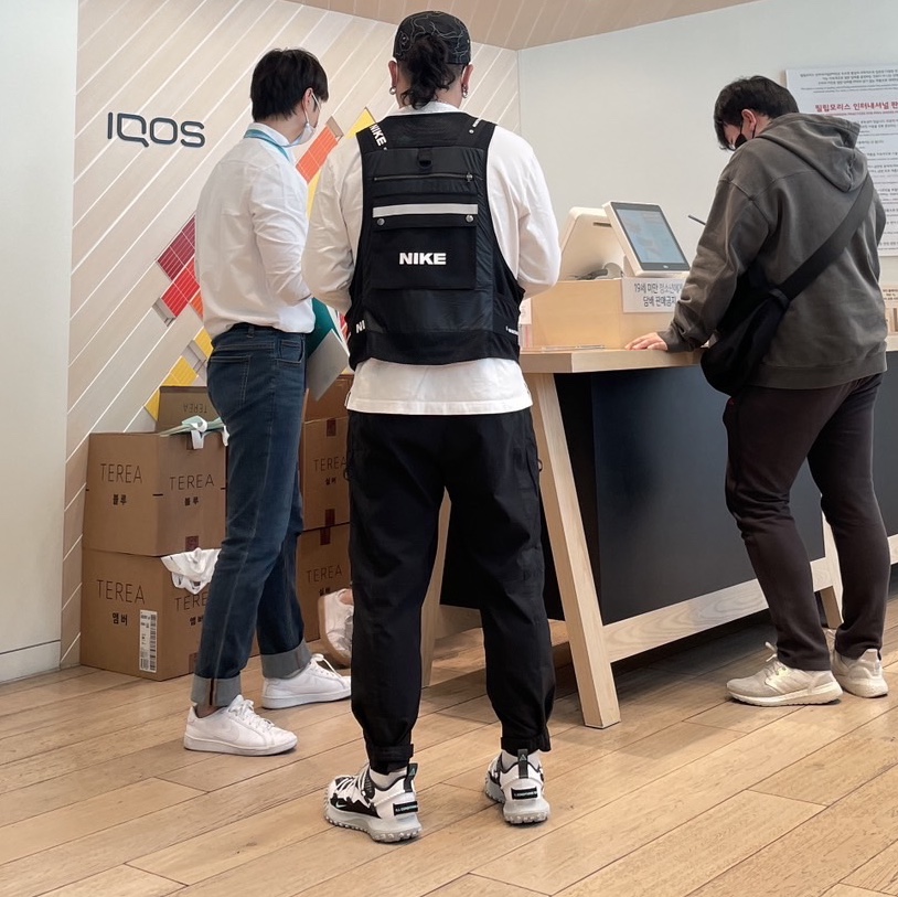 Nike ACG Mountain Fly Low SE White and Black 착용 스타일 - 2