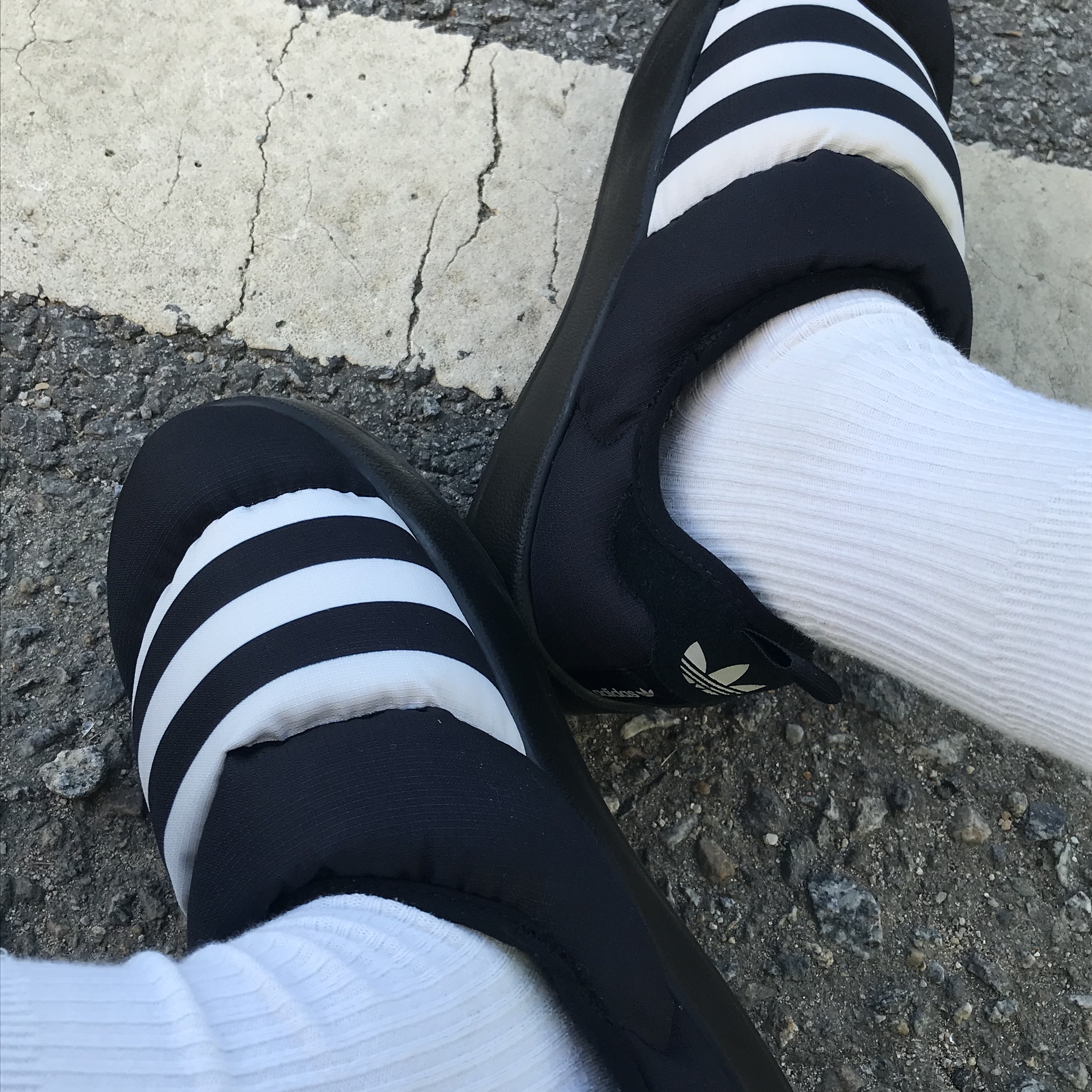 Adidas Puffylette Core Black 착용 스타일 - 1