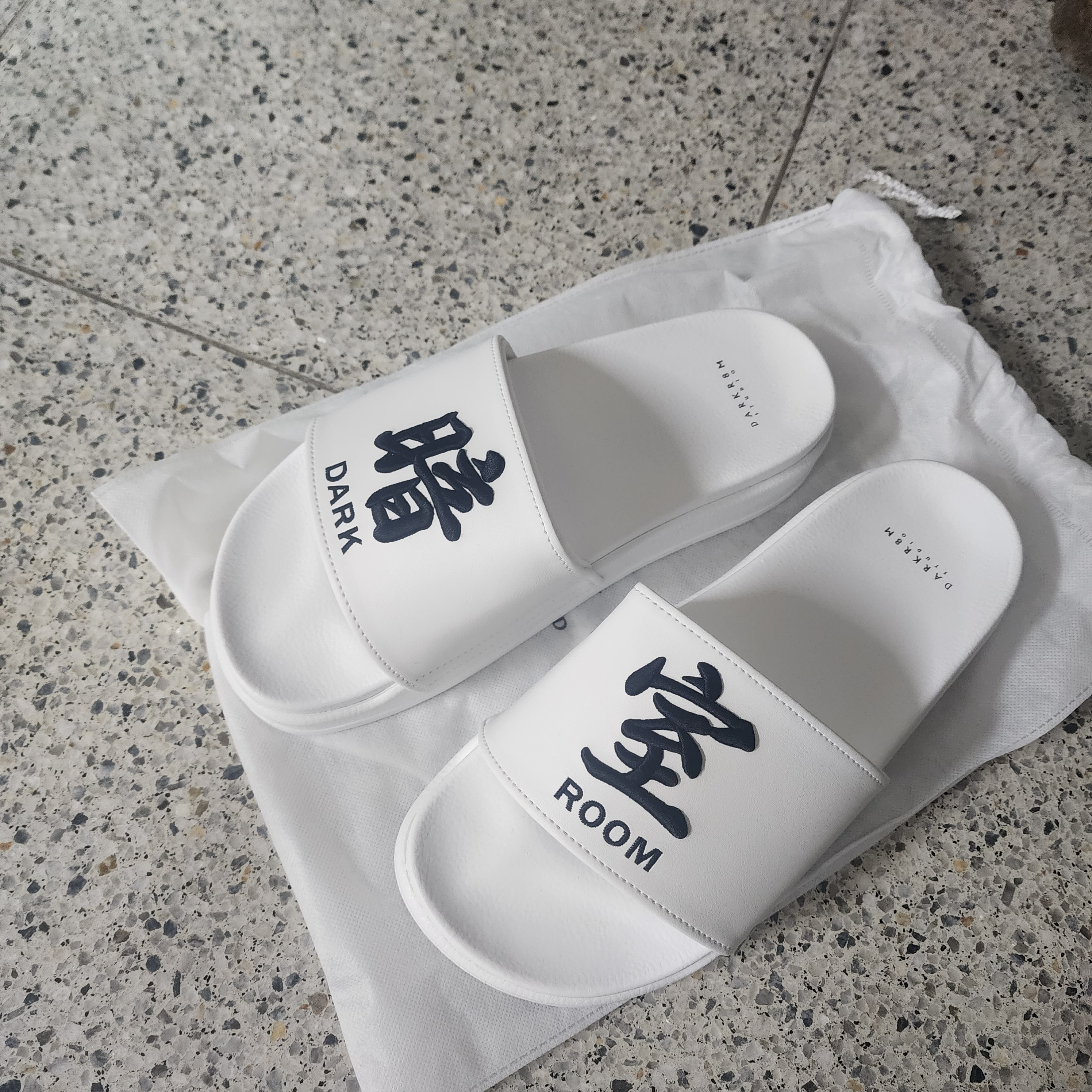 Darkr8m Studio Slides White 착용 스타일