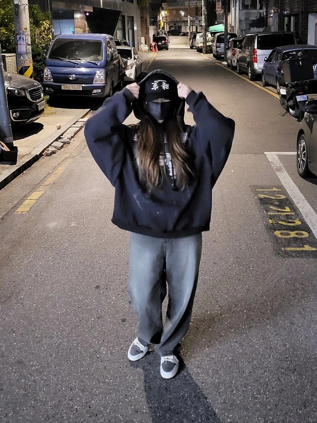 Darkr8m Studio Upside Down Silver Logo Cap, Jordan 1 x Travis Scott Retro Low OG SP Sail and Ridgerock 착용 스타일 - 2