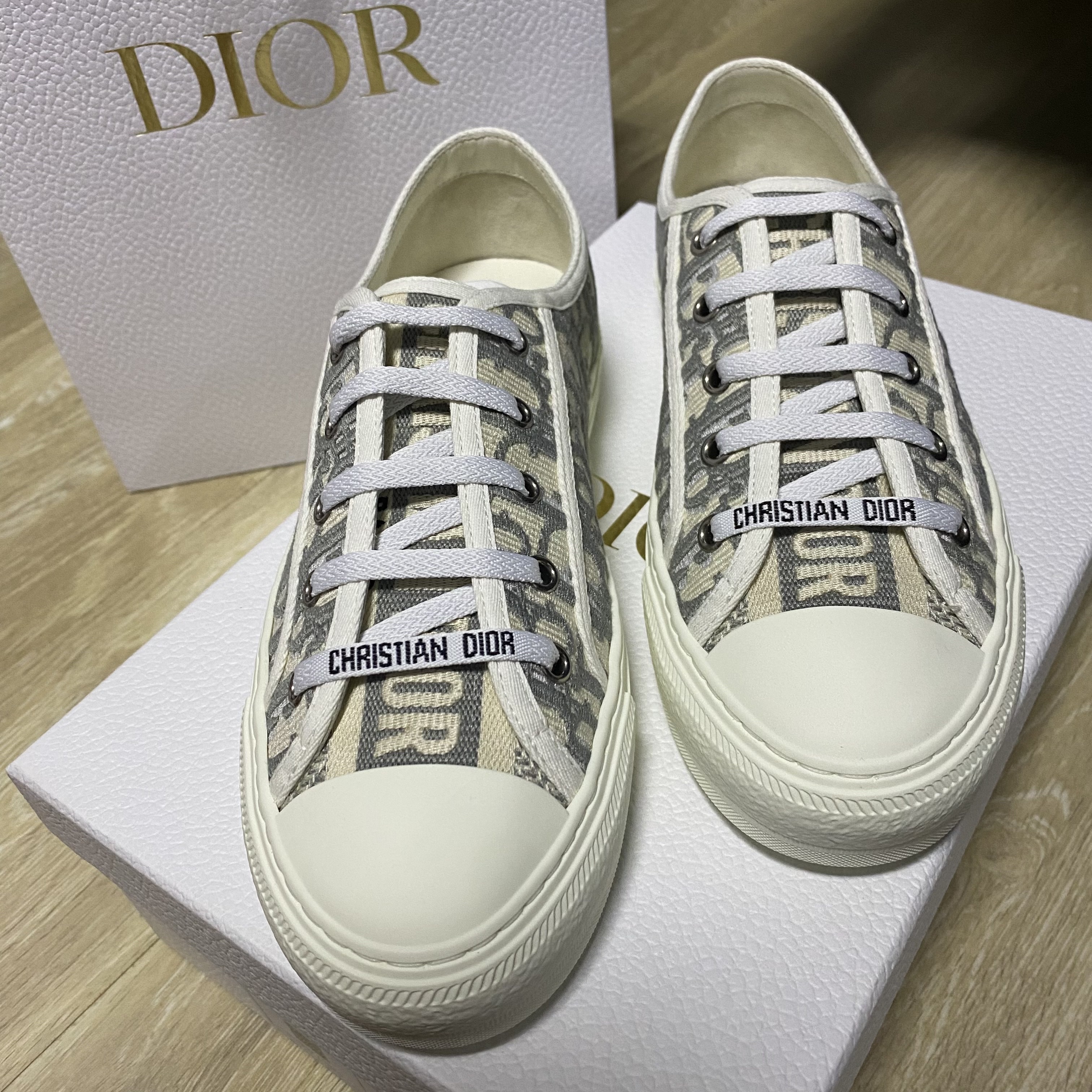 (W) Dior Walk'N'Dior Sneakers Oblique Gray 착용 스타일