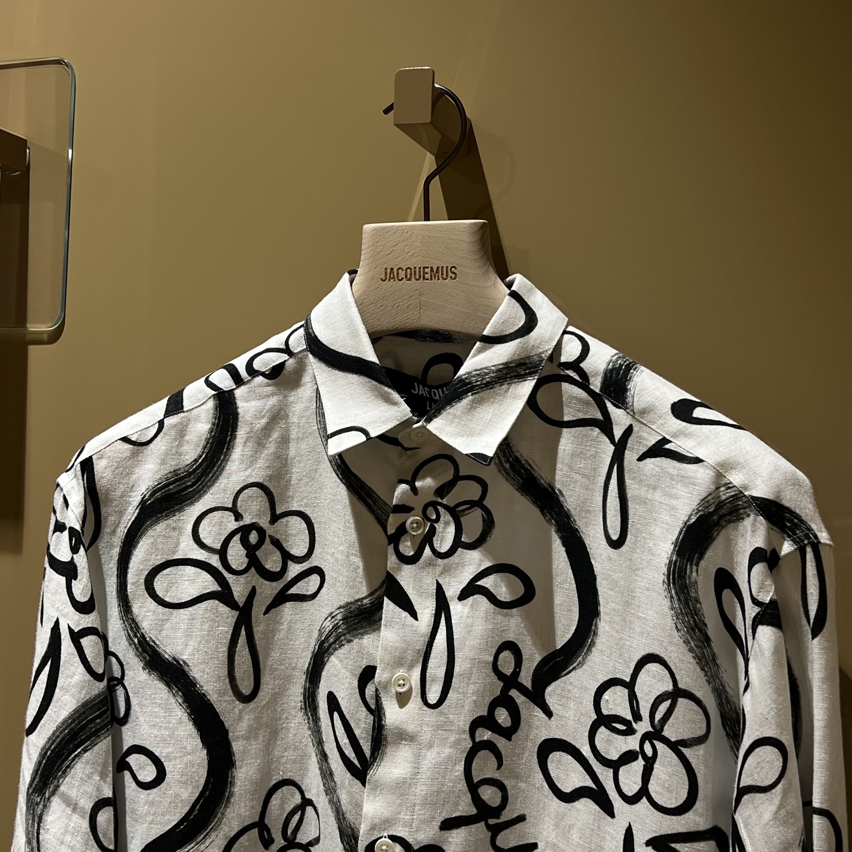 Jacquemus La Chemise Simon Painted Flower Shirt Print Black Flowers 착용 스타일 - 1
