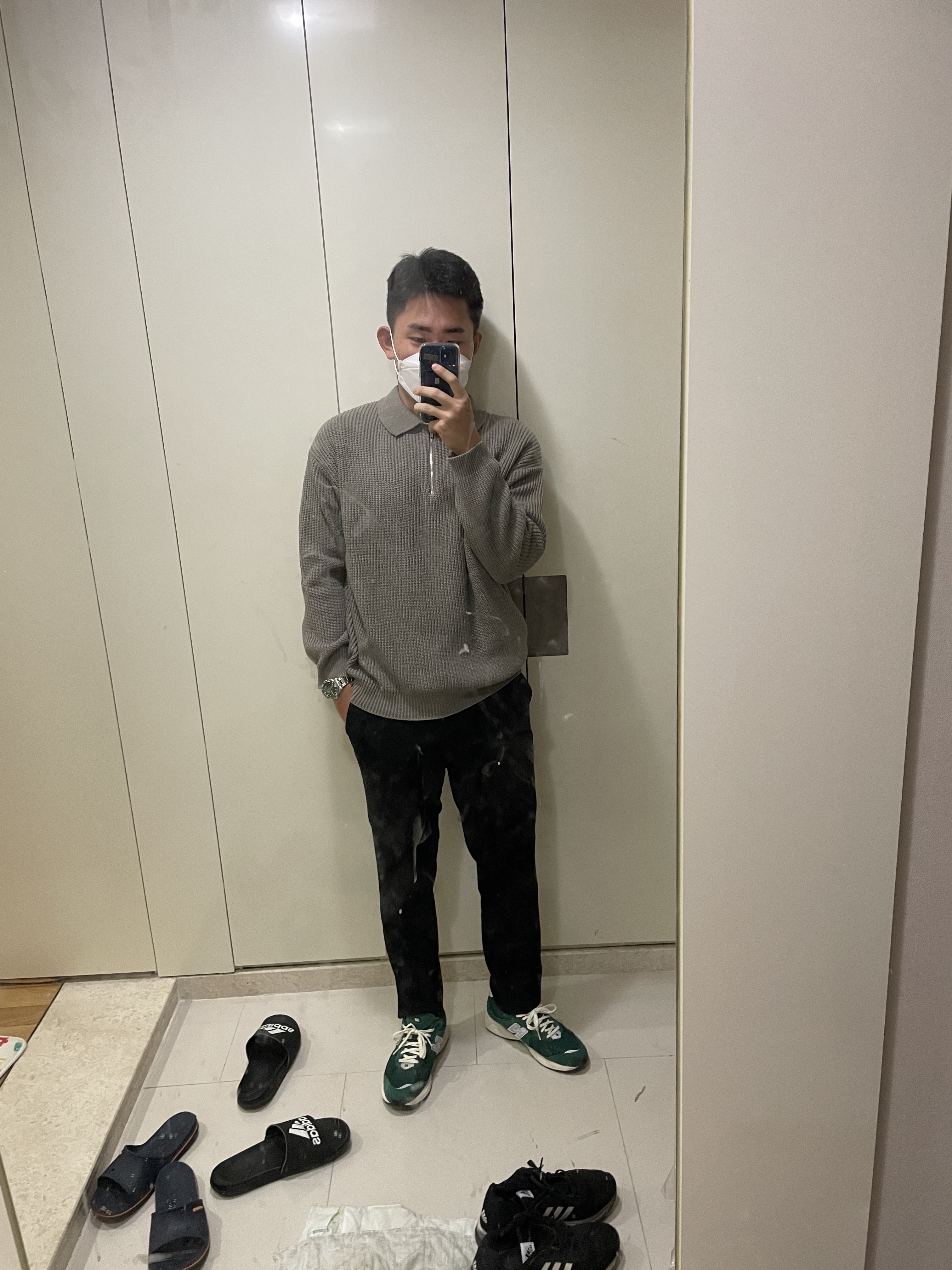 New Balance 2002R Nightwatch Green 착용 스타일