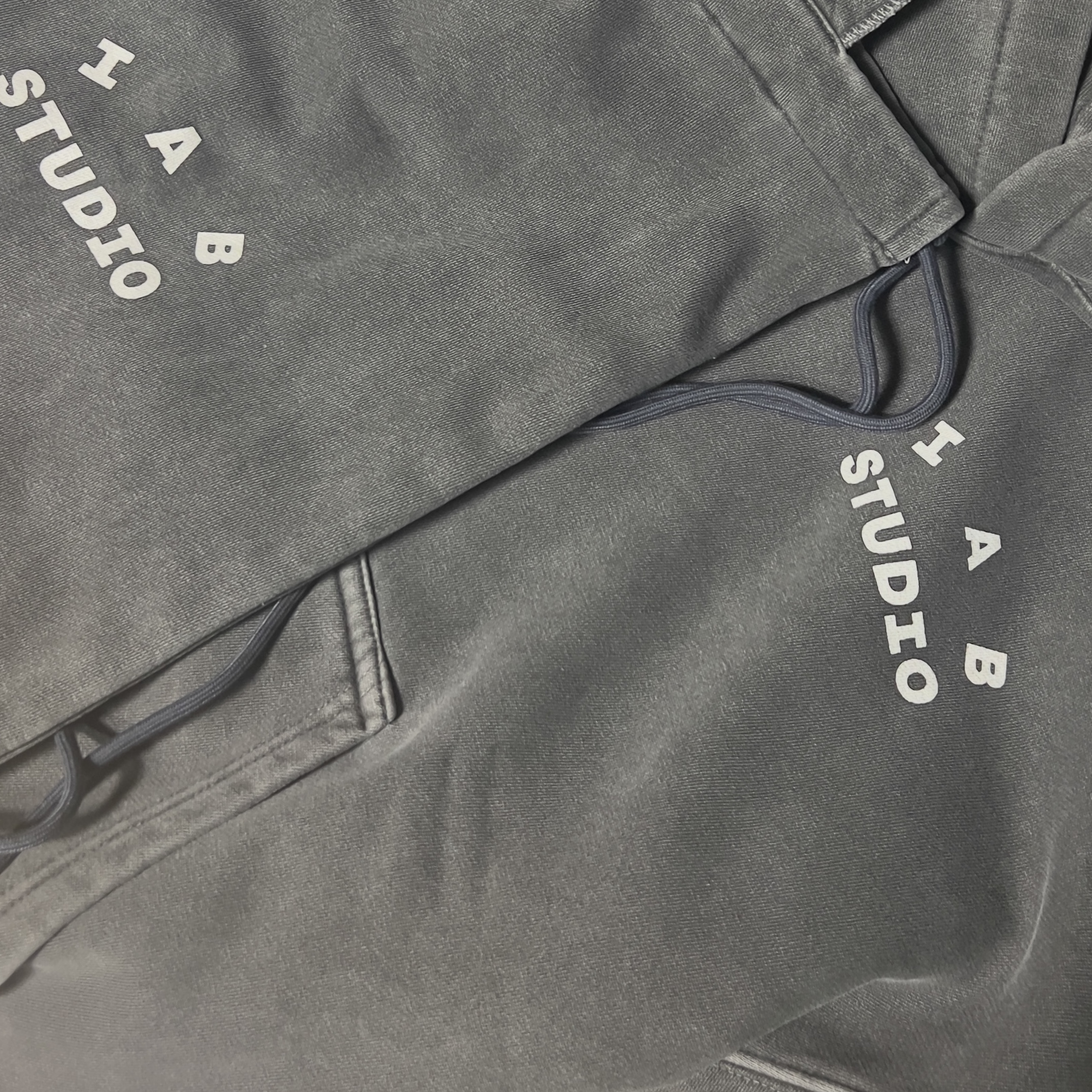 IAB Studio Pigment Hoodie & Sack Black 착용 스타일