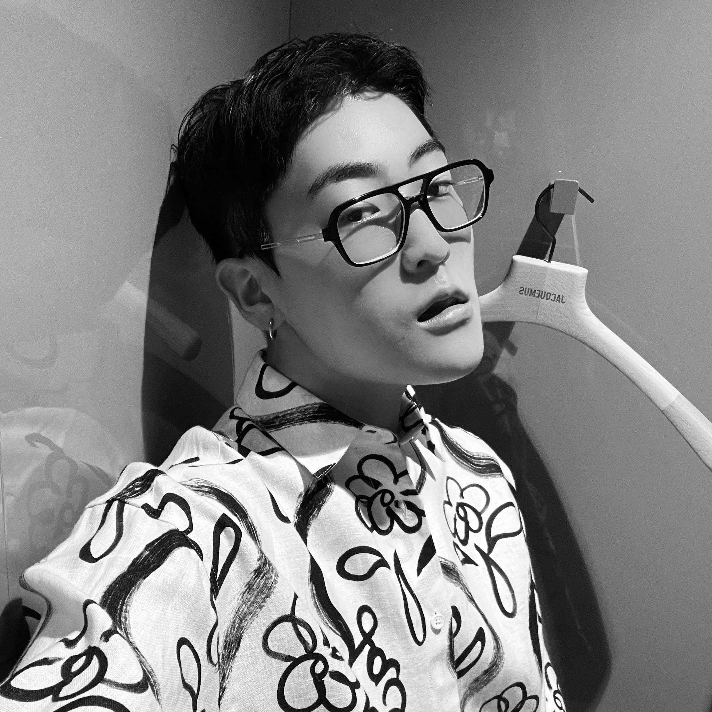 Jacquemus La Chemise Simon Painted Flower Shirt Print Black Flowers 착용 스타일 - 3
