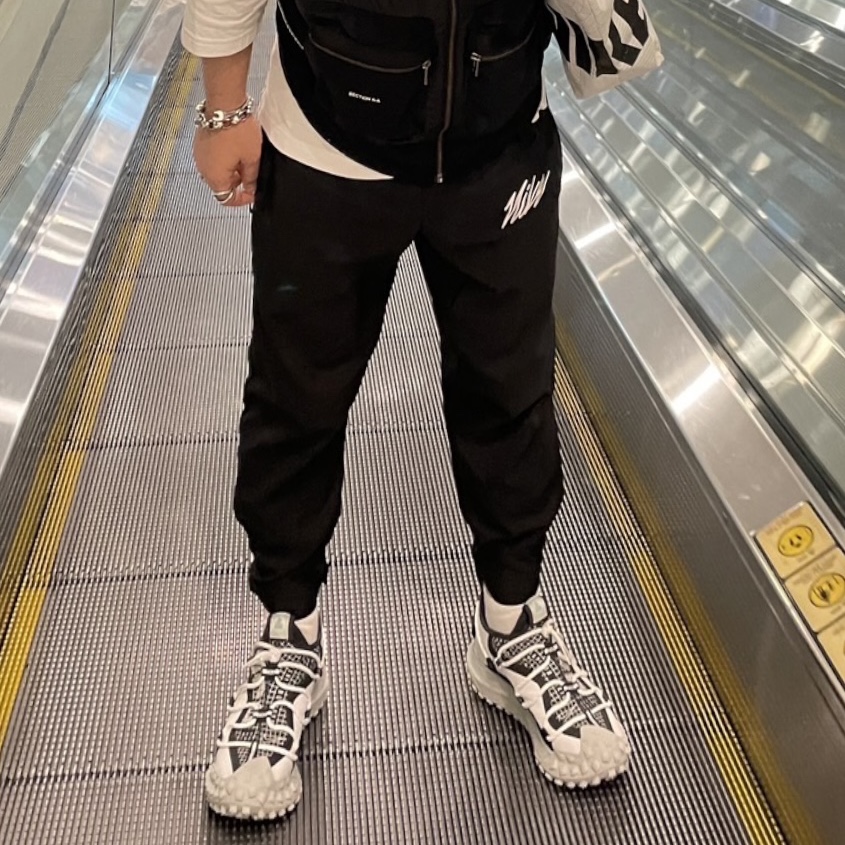 Nike ACG Mountain Fly Low SE White and Black 착용 스타일 - 1