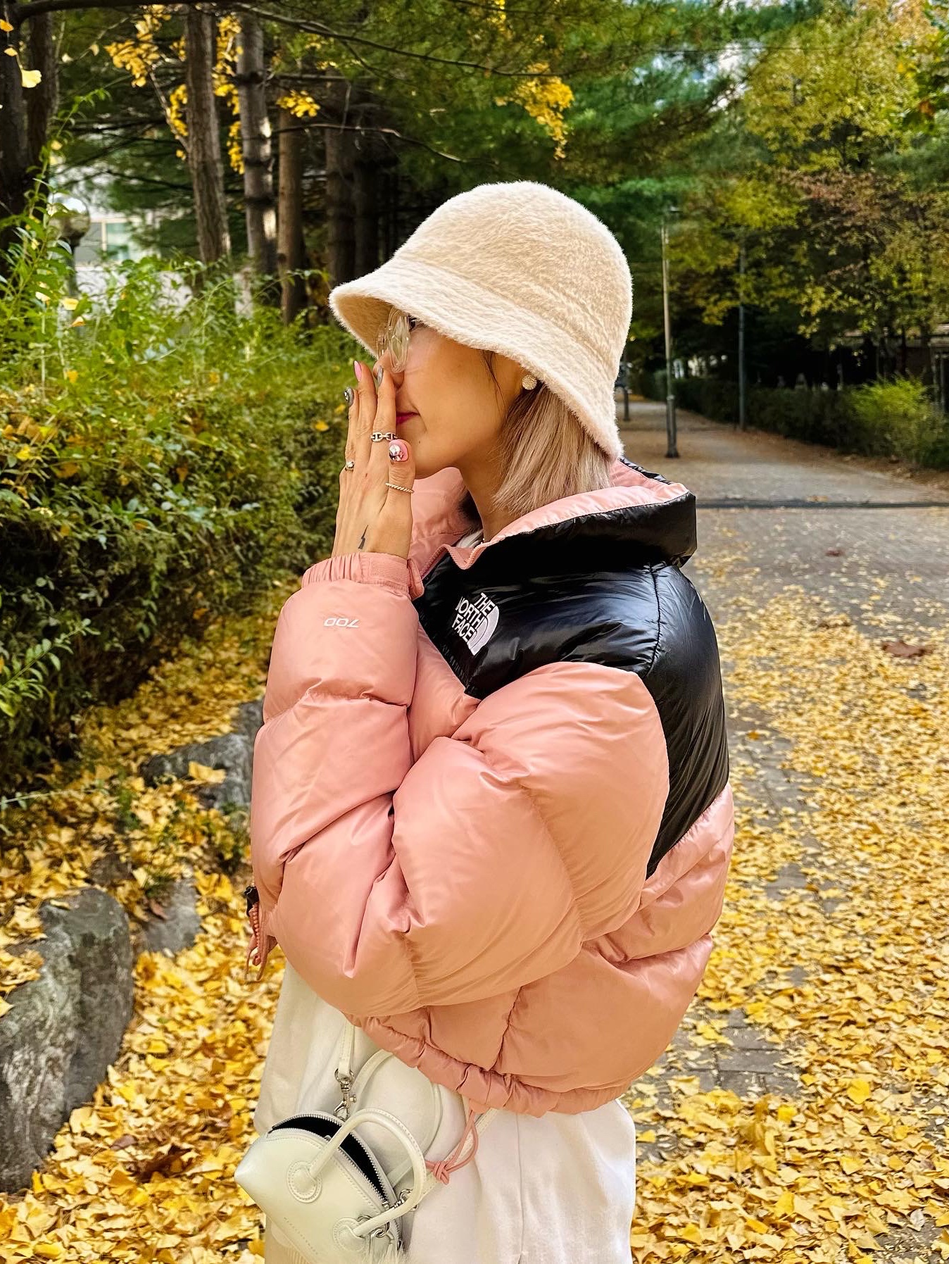 (W) The North Face Nuptse Short Jacket Rose Tan 착용 스타일 - 5