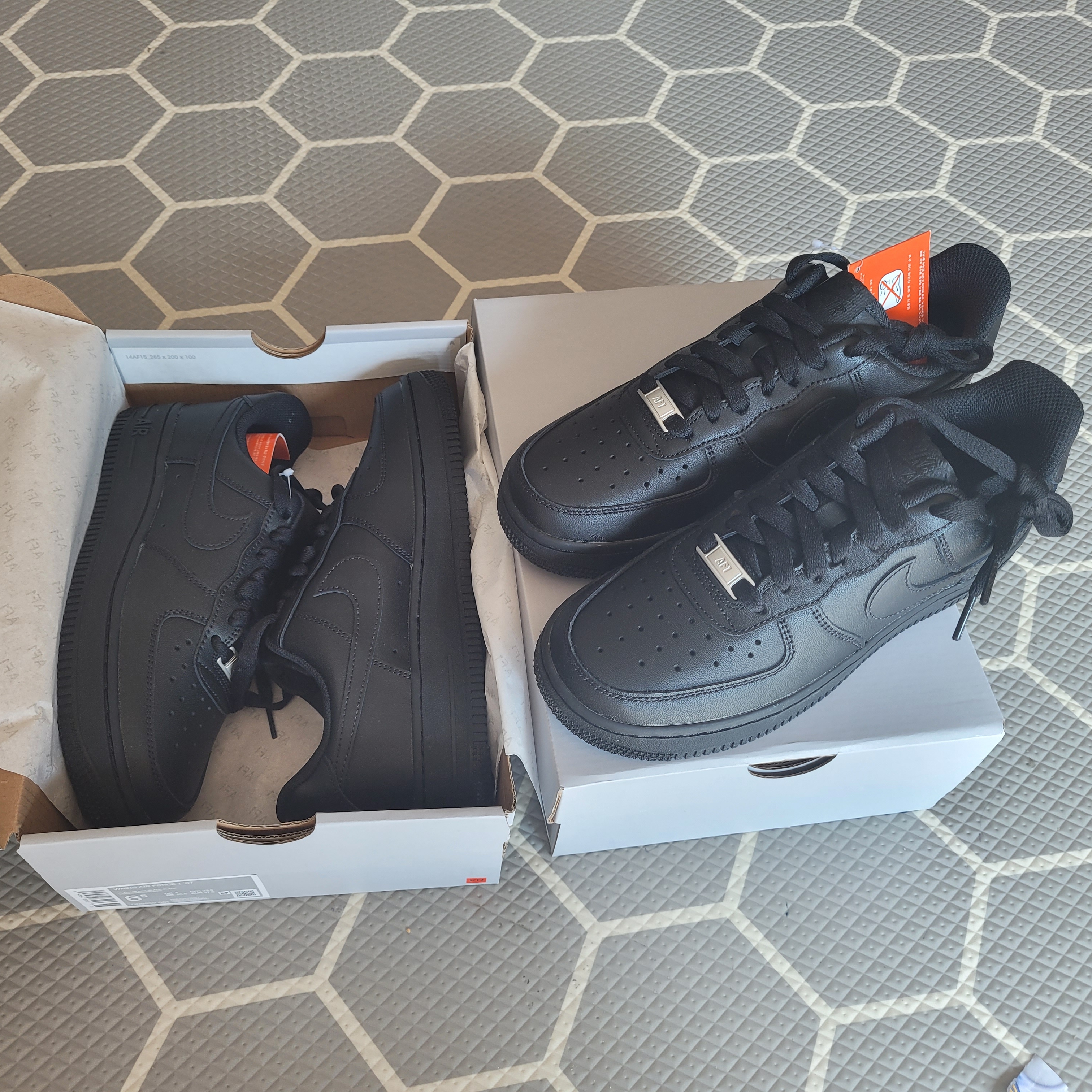(W) Nike Air Force 1 '07 Low Triple Black 착용 스타일