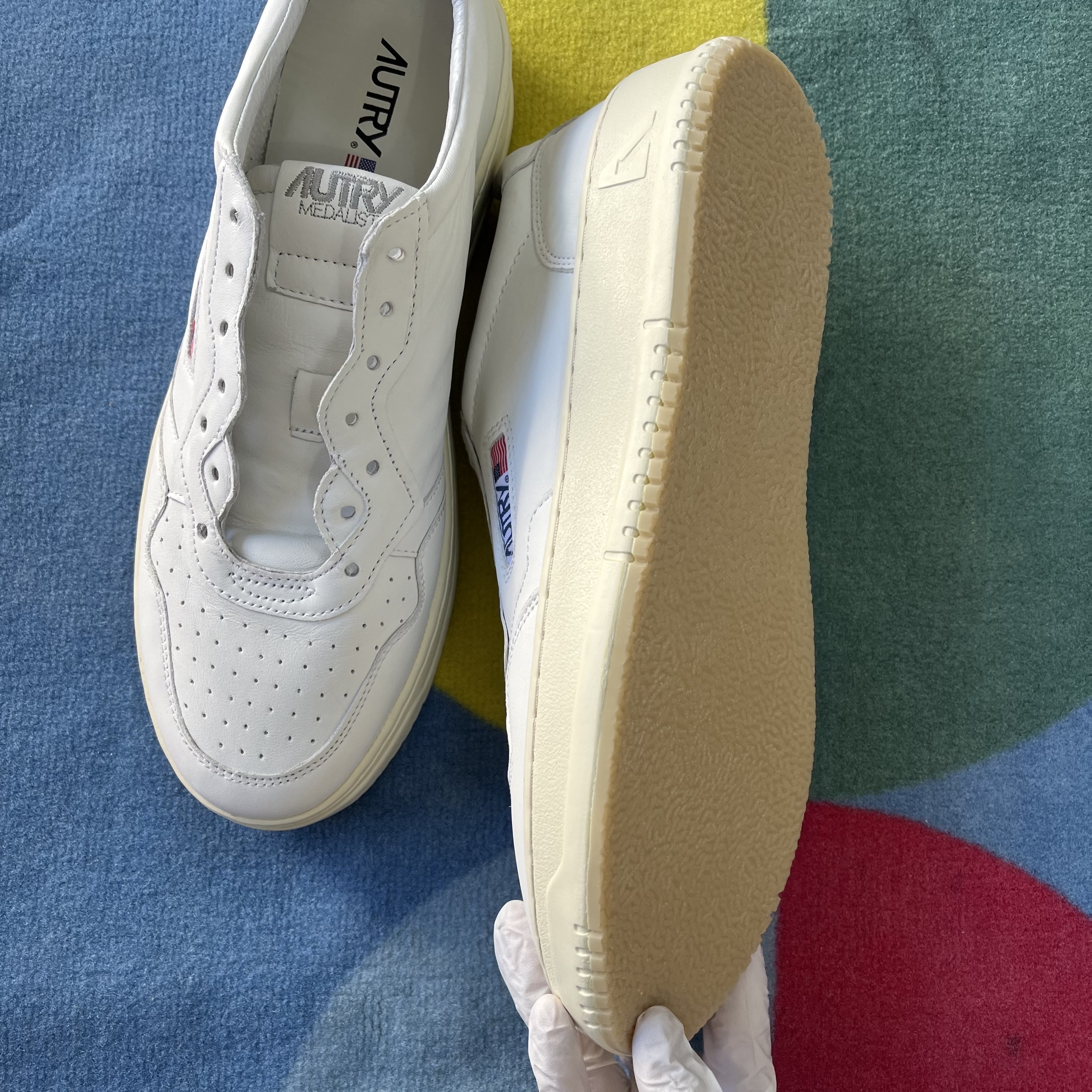(W) Autry Medalist Low Leather Sneakers White 착용 스타일 - 1