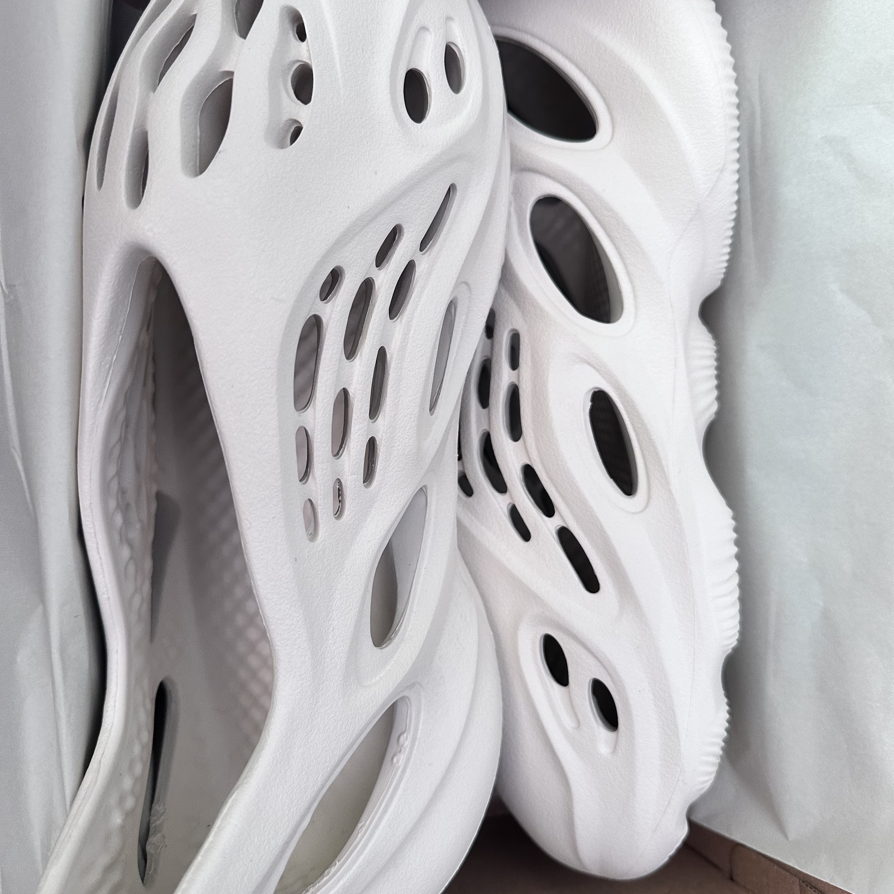 Adidas Yeezy Foam RNNR Sand 착용 스타일 - 2
