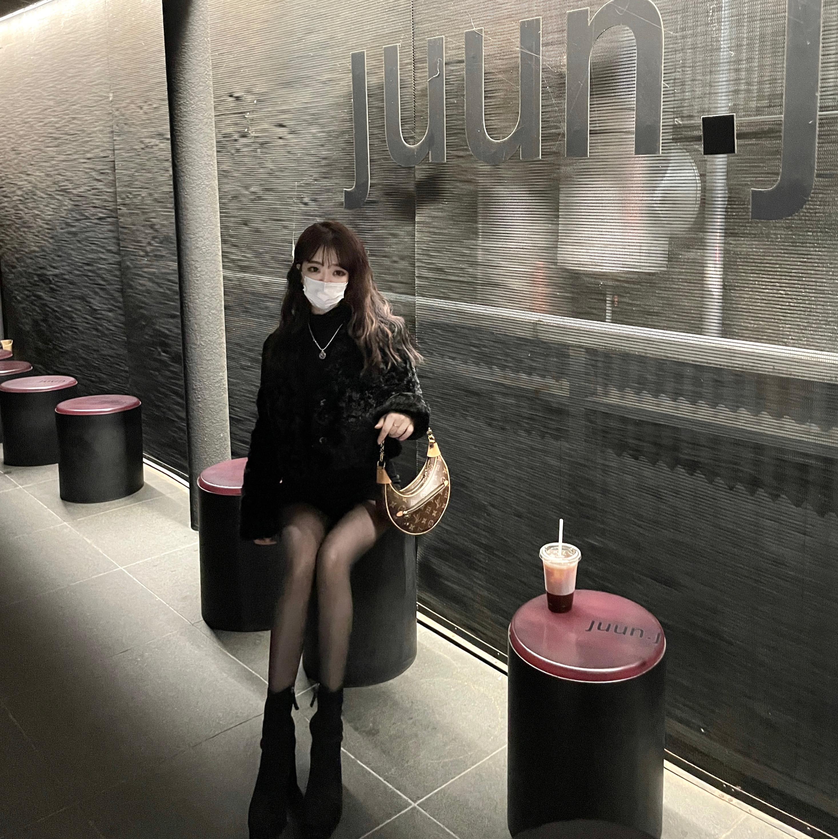 Louis Vuitton Loop Monogram 착용 스타일 - 1